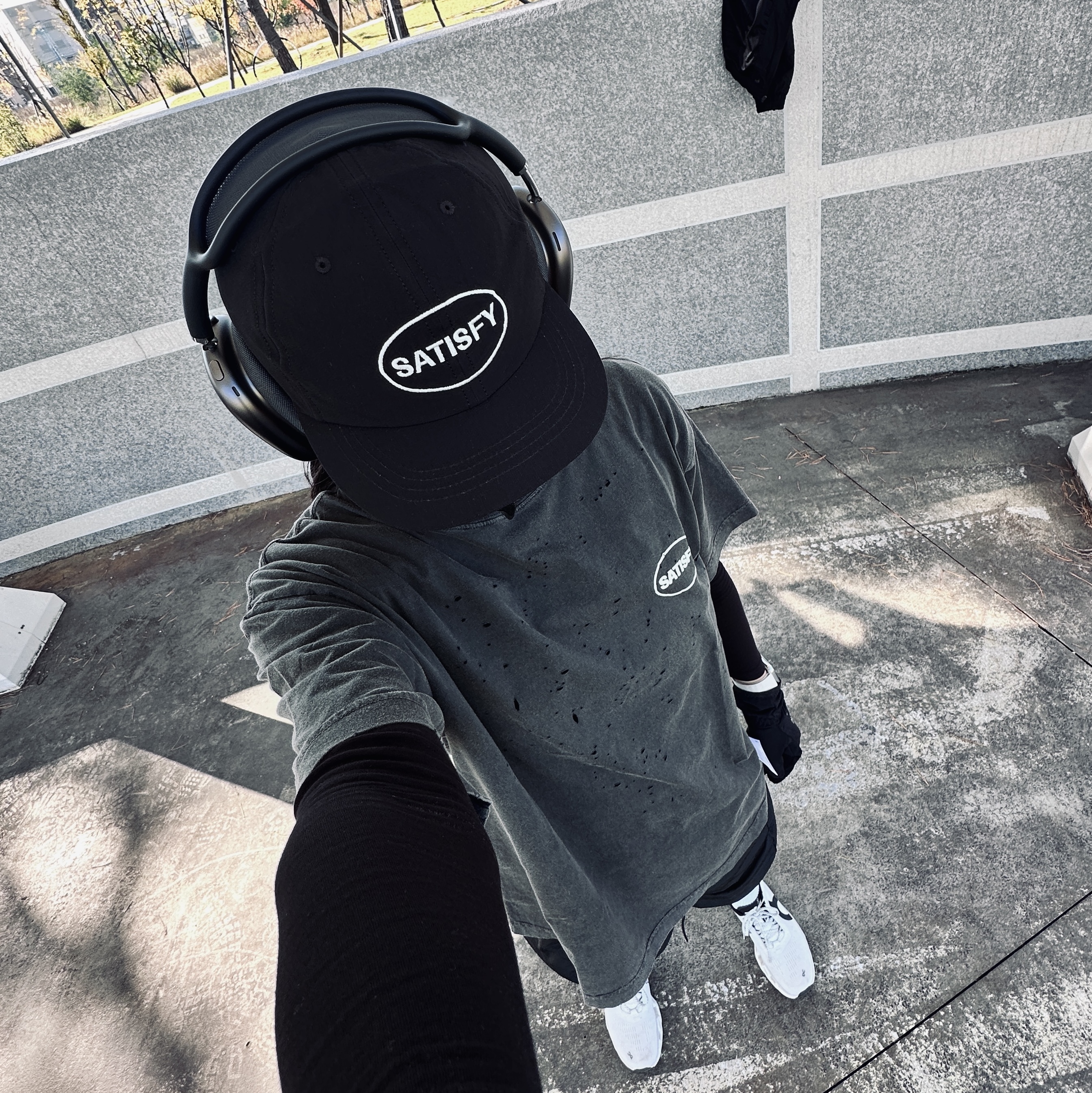 Satisfy PeaceShell Oval Running Cap Black 착용 스타일