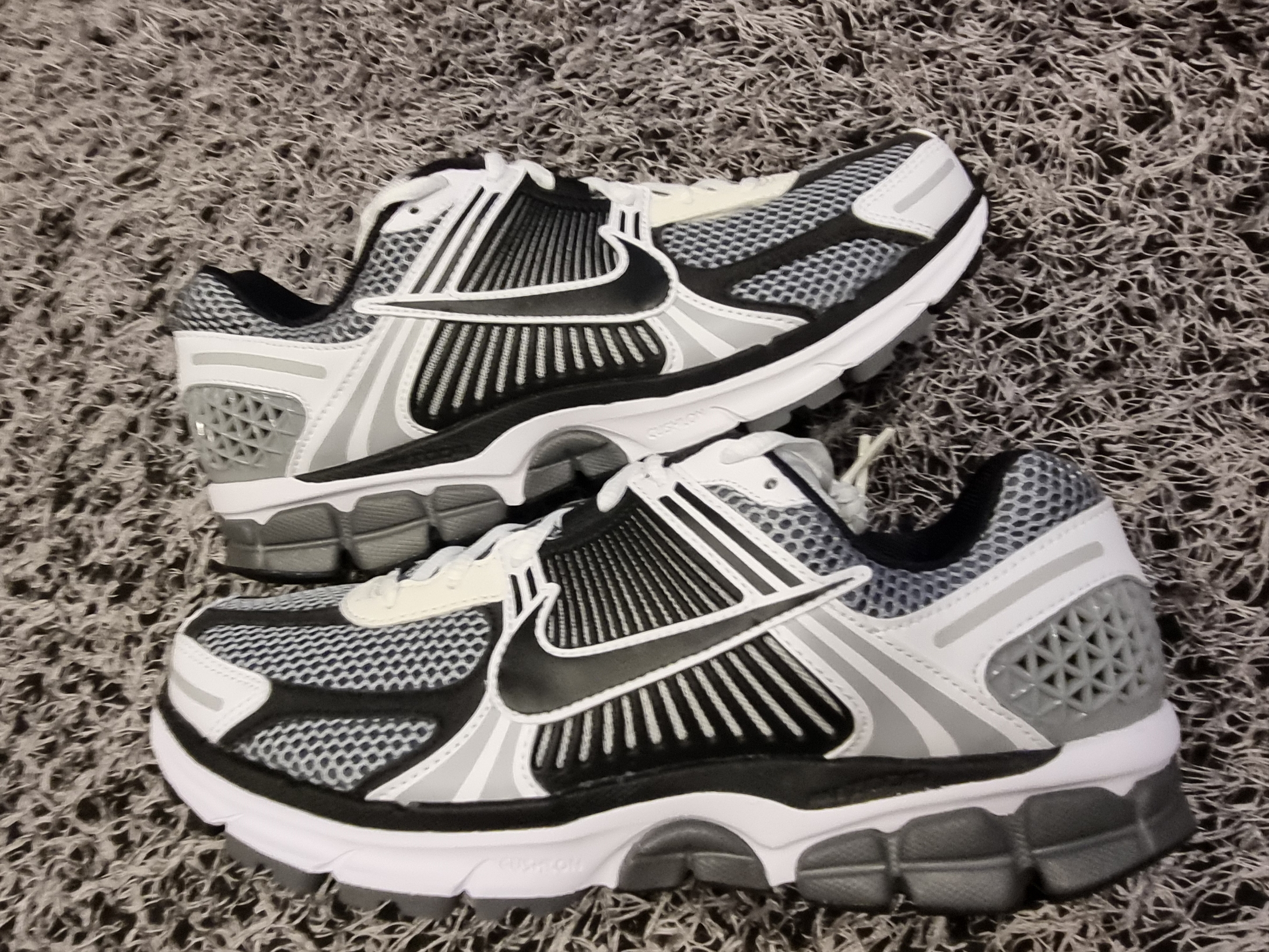 Nike Zoom Vomero 5 SE SP Dark Grey Black White 착용 스타일 - 2