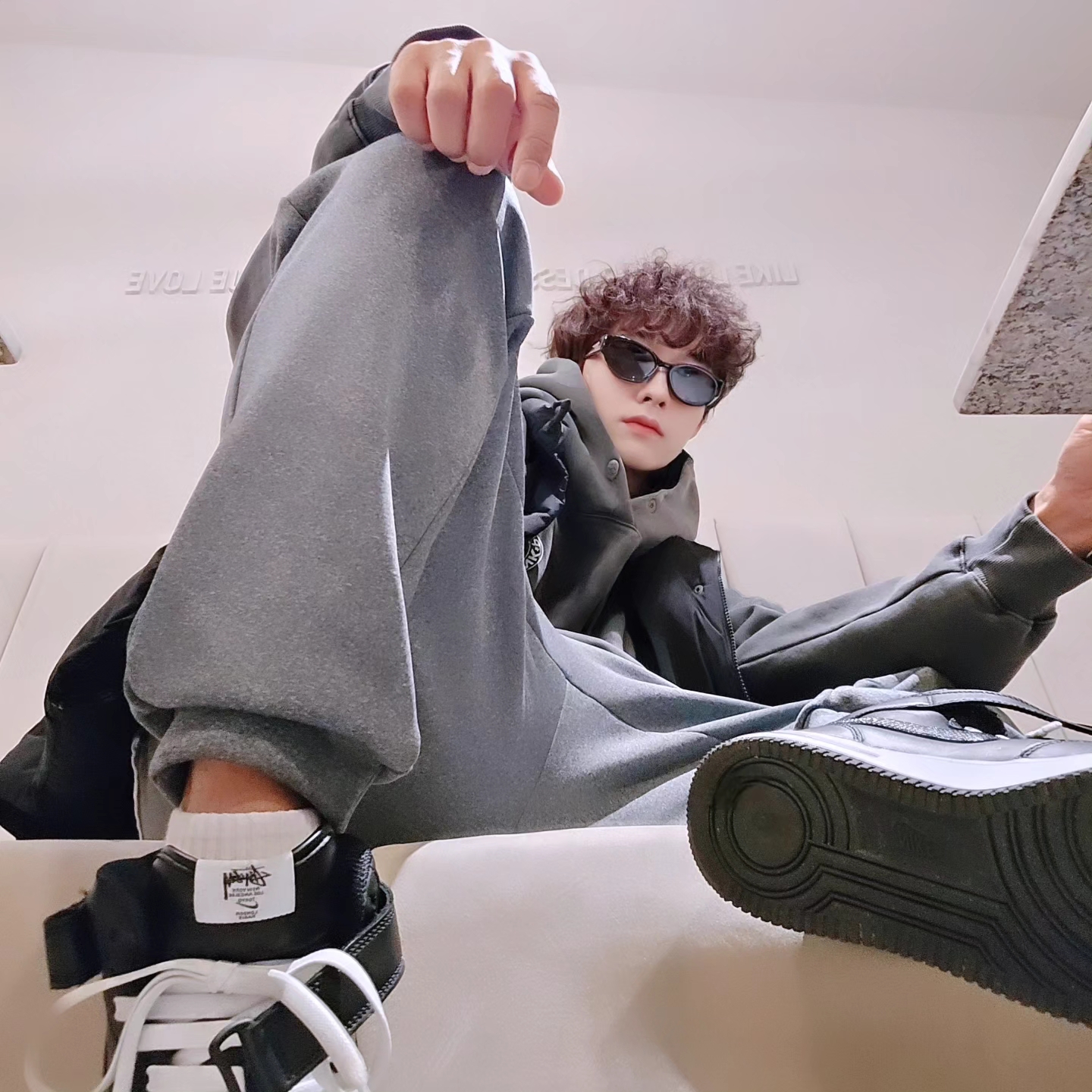 Punch Drunk Parties Circle Logo Garment Dyed Hoodie Charcoal, Nike x Stussy Air Force 1 '07 Mid SP Black 착용 스타일 - 2