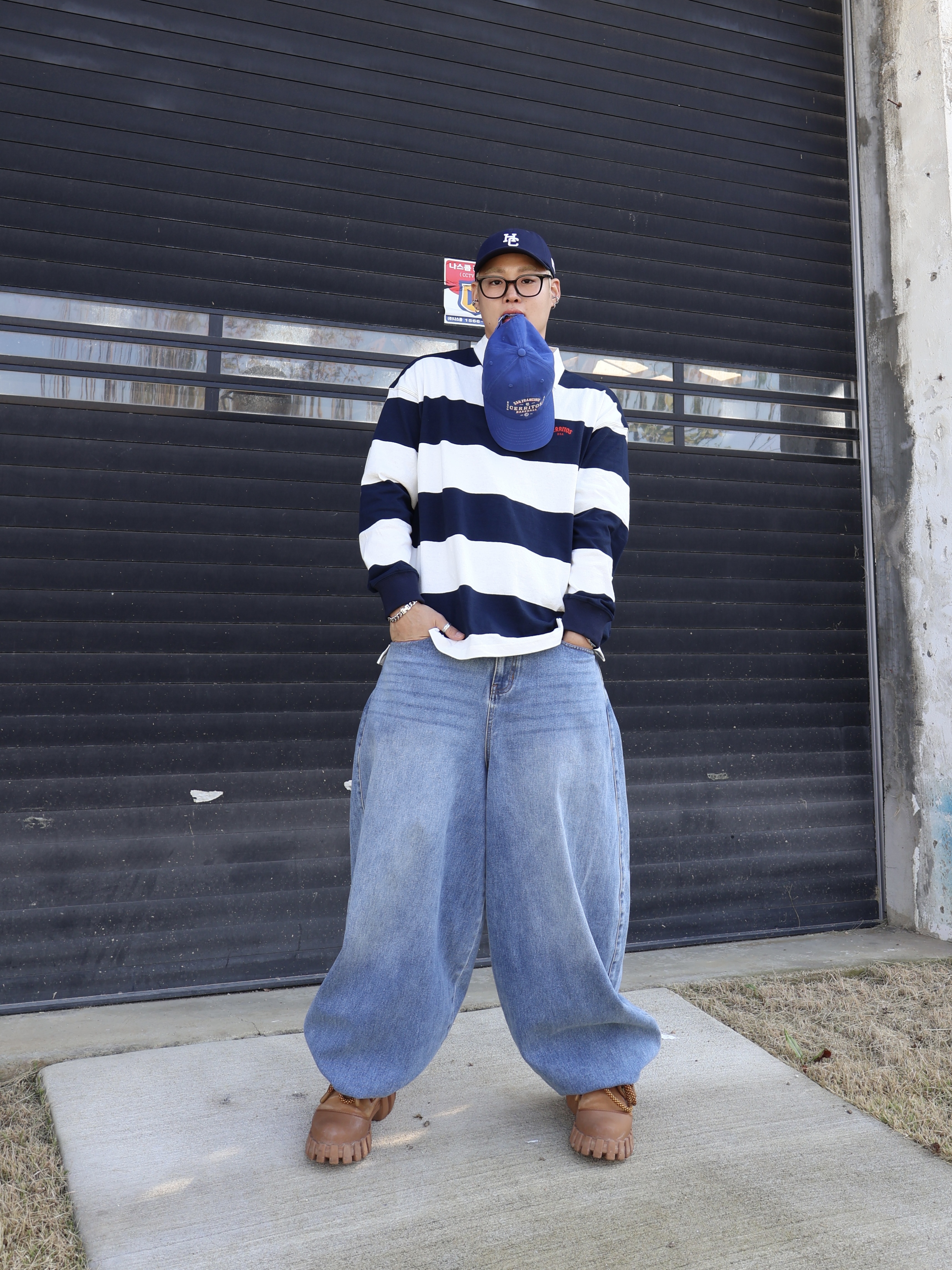 Hotel Cerritos HC SFC Ball Cap DeepBlue, Hotel Cerritos Stripe Rugby Long Sleeve T-Shirt White 착용 스타일 - 3