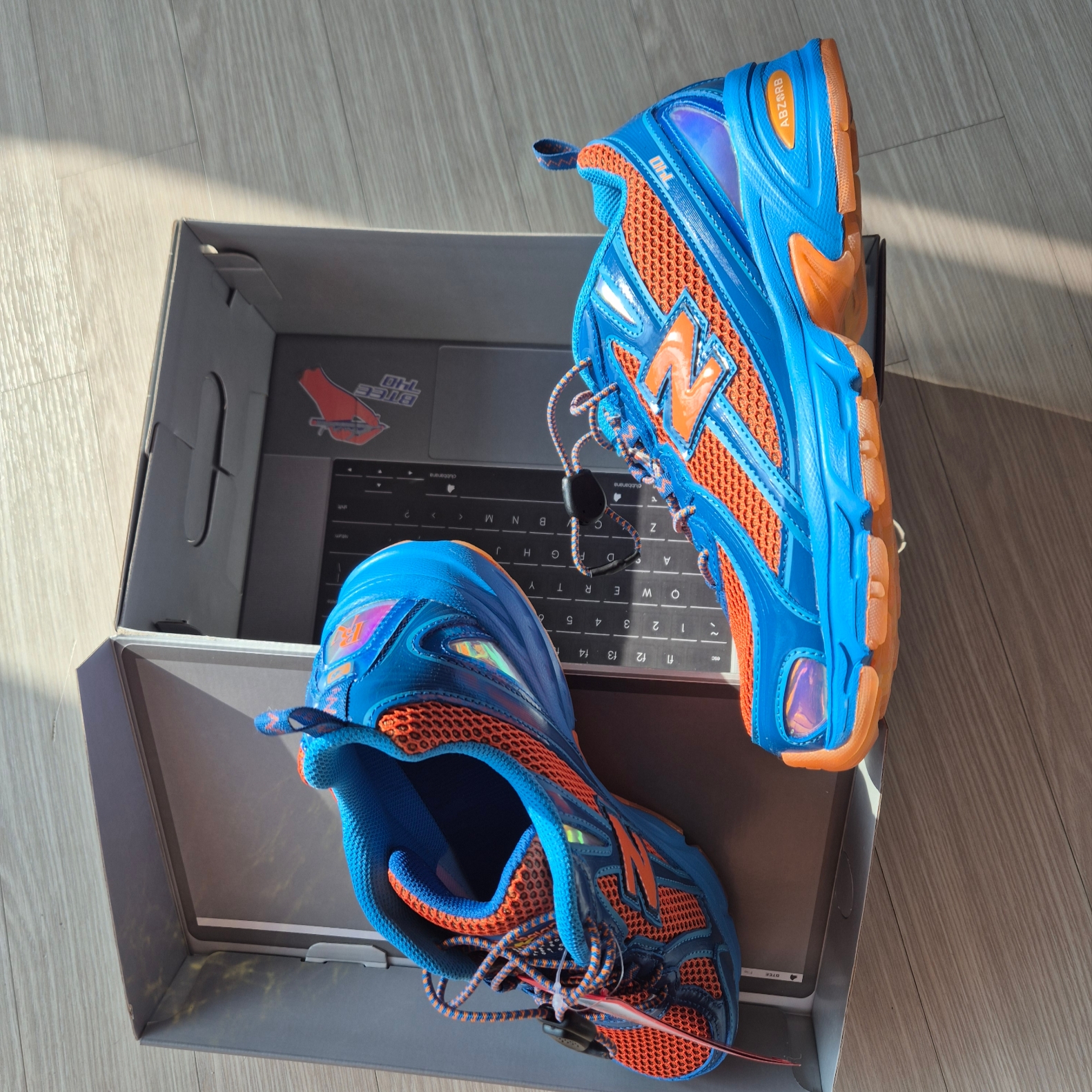 New Balance x Amine 740v2 Snorkel Blue Persimmon Orange 착용 스타일 - 3