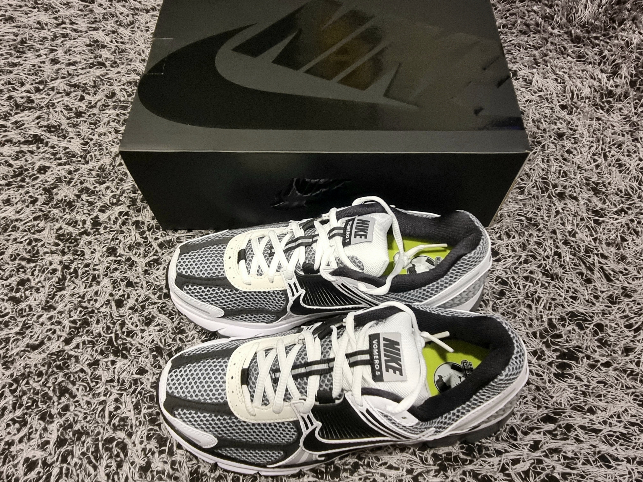 Nike Zoom Vomero 5 SE SP Dark Grey Black White 착용 스타일 - 6