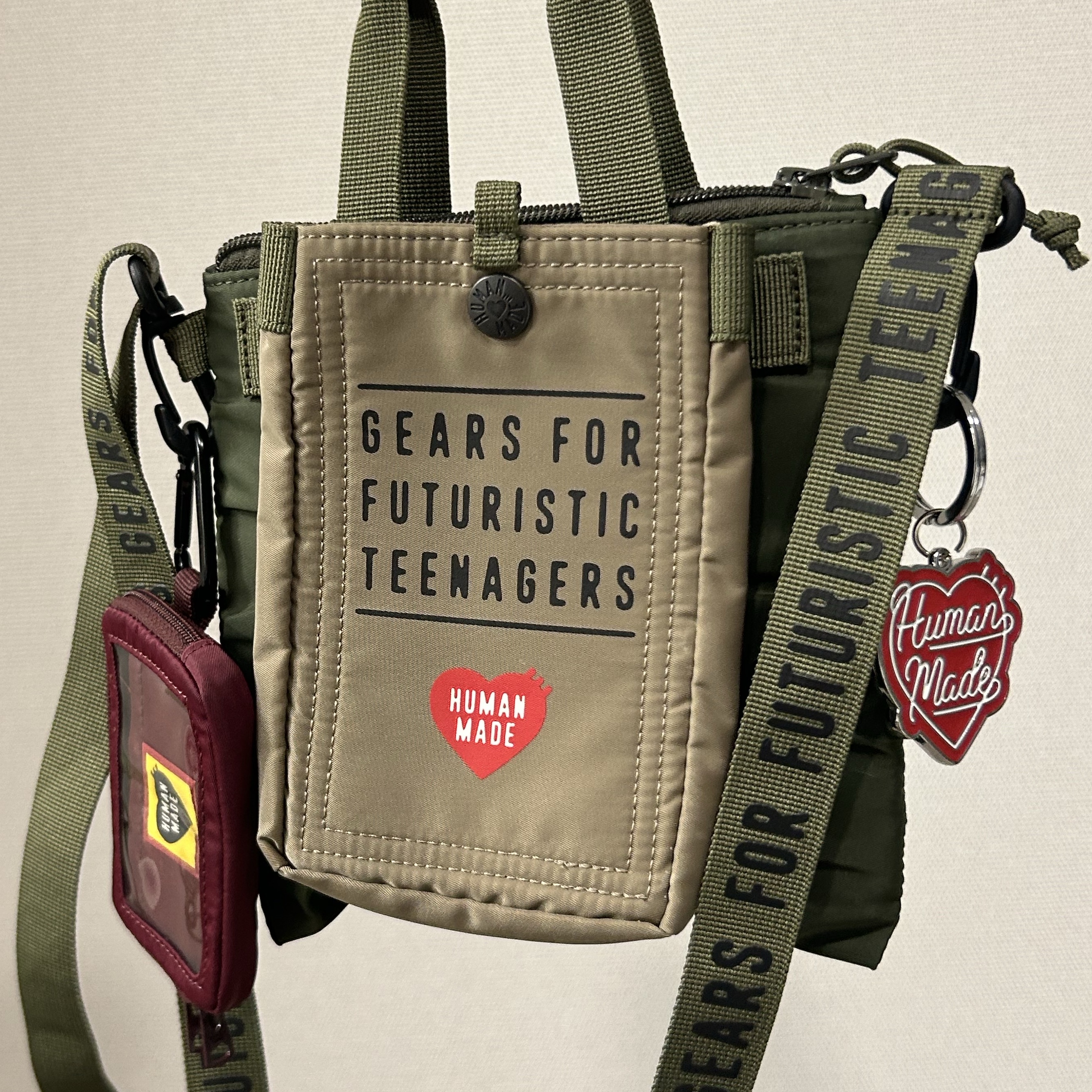 Human Made Mini Helmet Bag Olive Drab, Human Made Military Card Case Red 착용 스타일 - 3