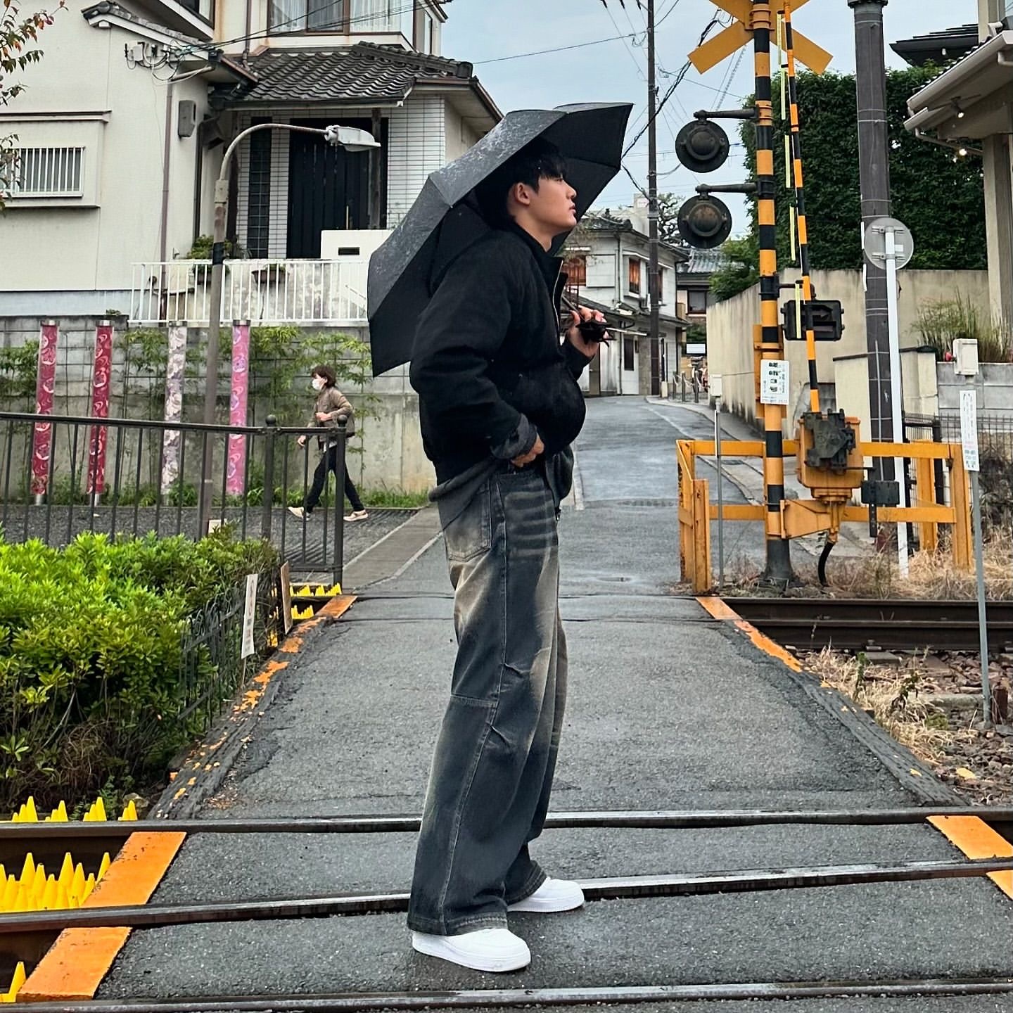 BLR Dusk Parachute Wide Denim Pants Blue 착용 스타일