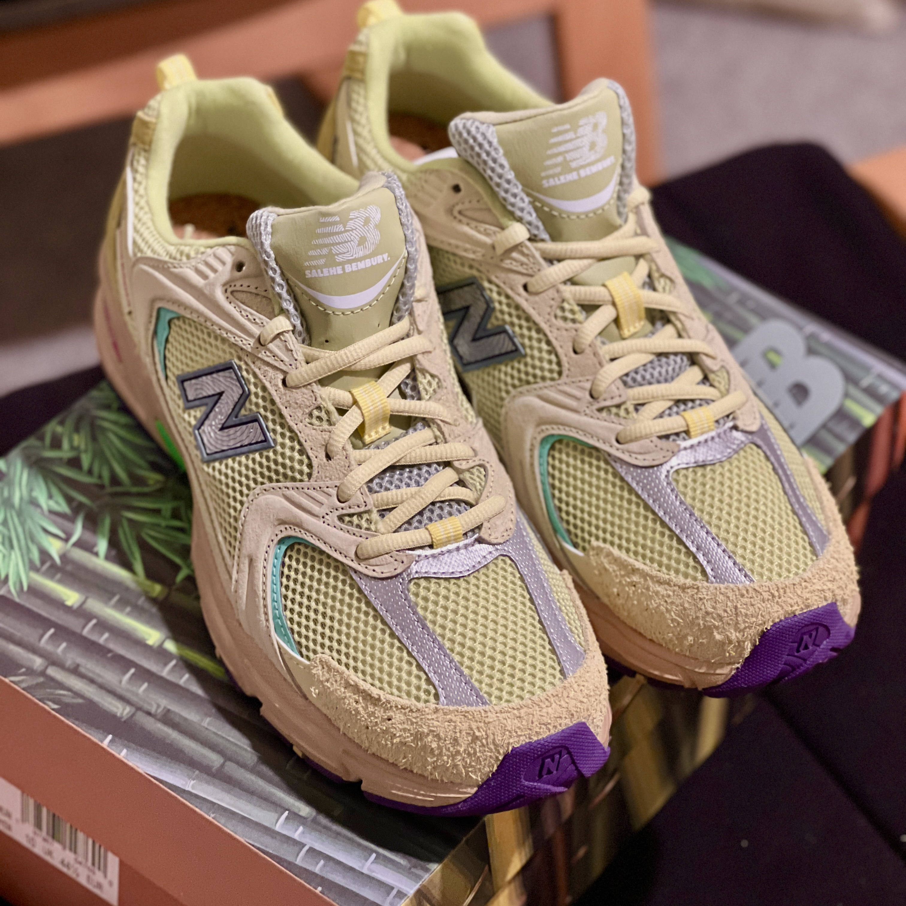 New Balance x Salehe Bembury 530 Dusty Yellow Celery Green 착용 스타일 - 2