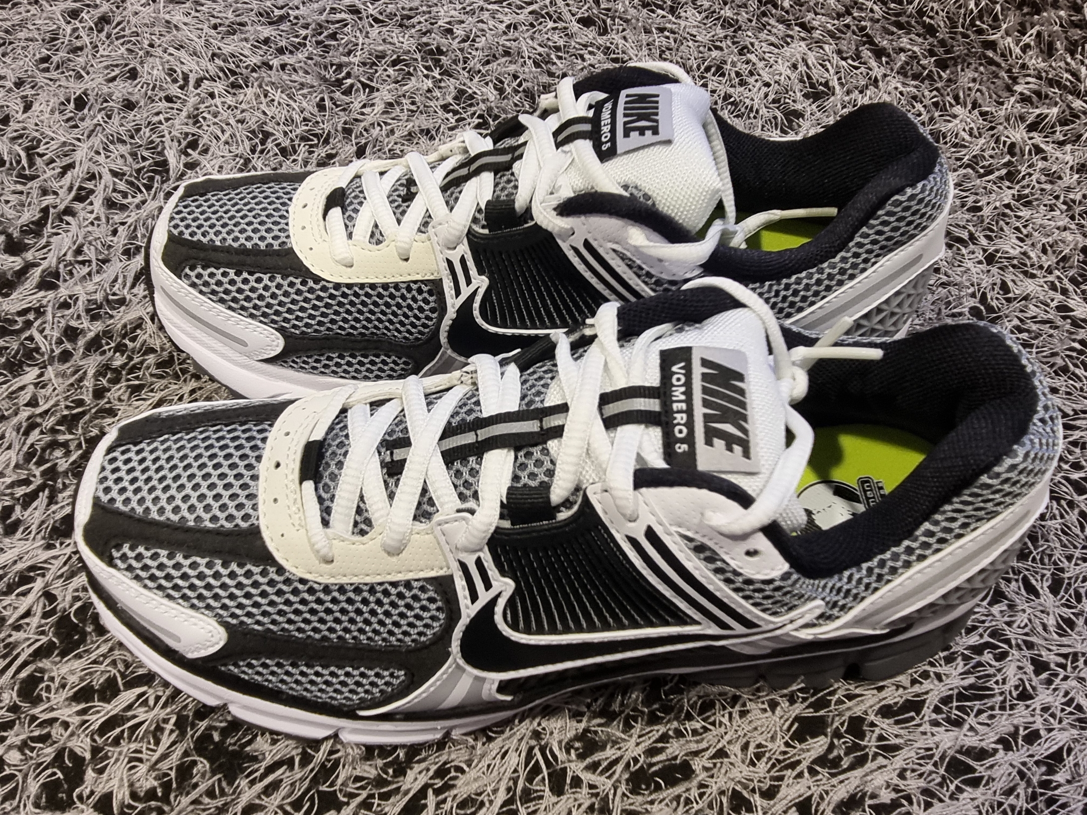 Nike Zoom Vomero 5 SE SP Dark Grey Black White 착용 스타일 - 1