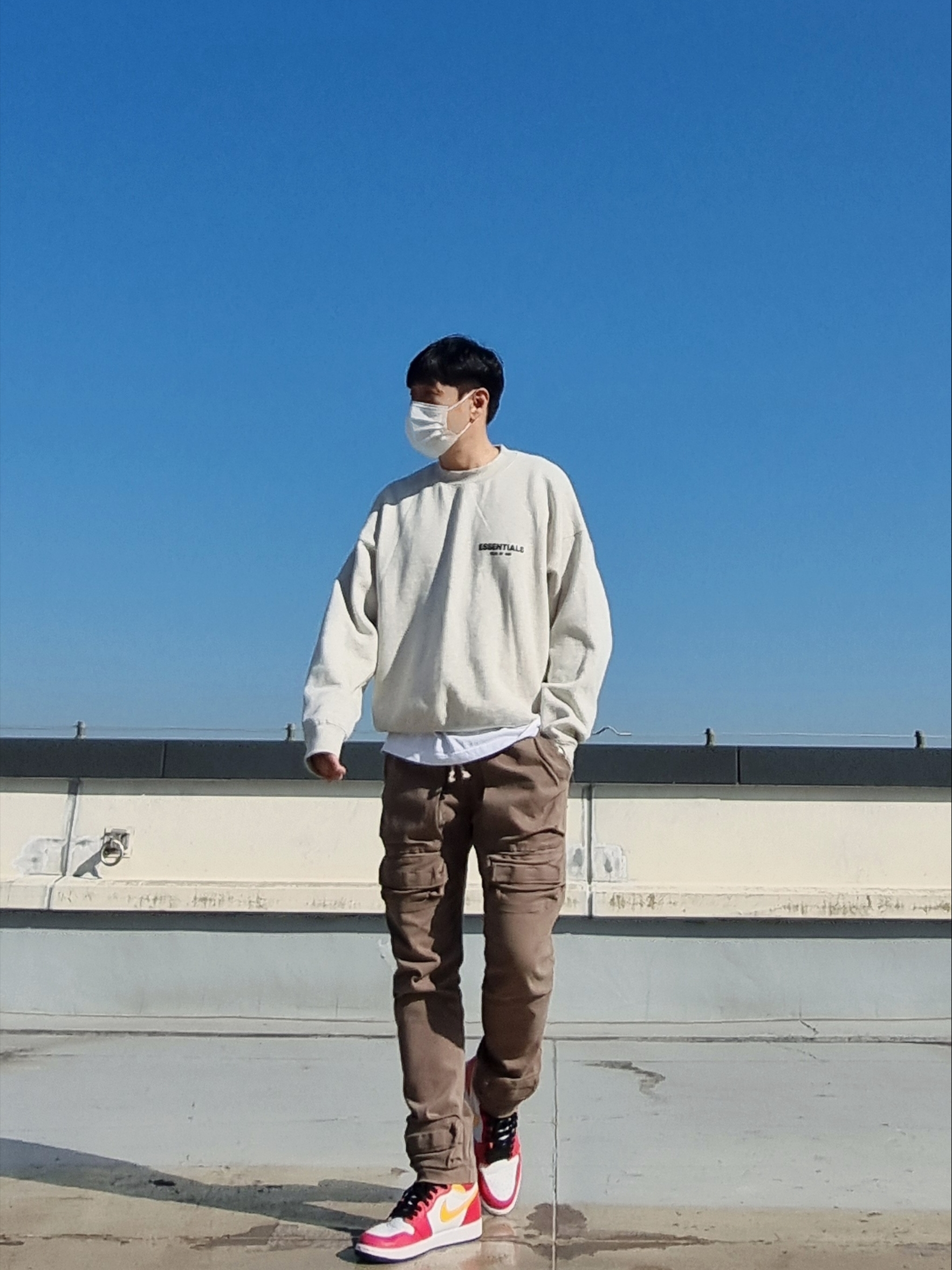 Essentials The Core Collection Long Sleeve T-Shirt Light Oatmeal, Grailz Flight Pocket Pants Tan 착용 스타일 - 1