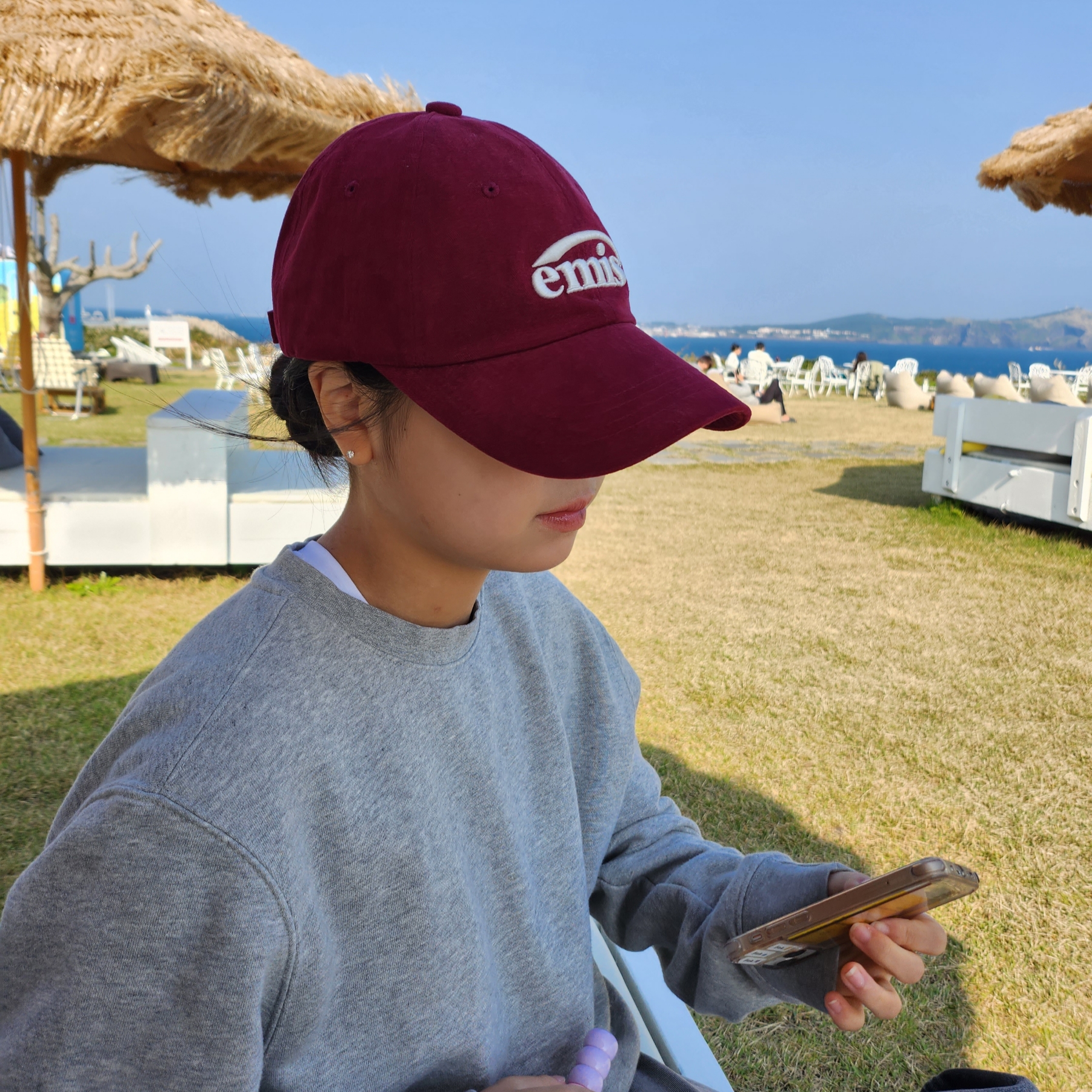 Emis New Logo Emis Cap Burgundy 착용 스타일 - 4