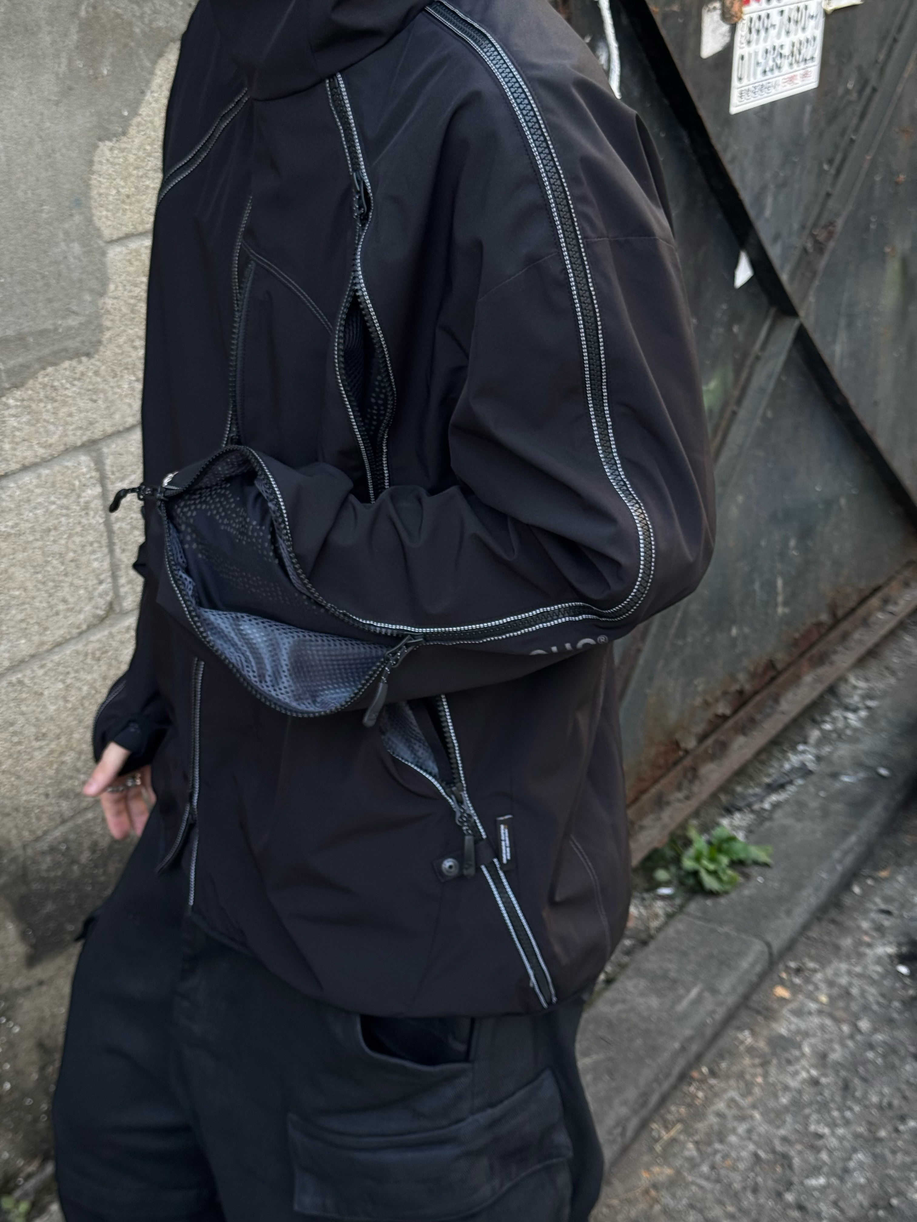 Project G/R Oversized Convertible Cargo Pants Coated Black, Balenciaga Defender Sneakers Black 착용 스타일 - 4