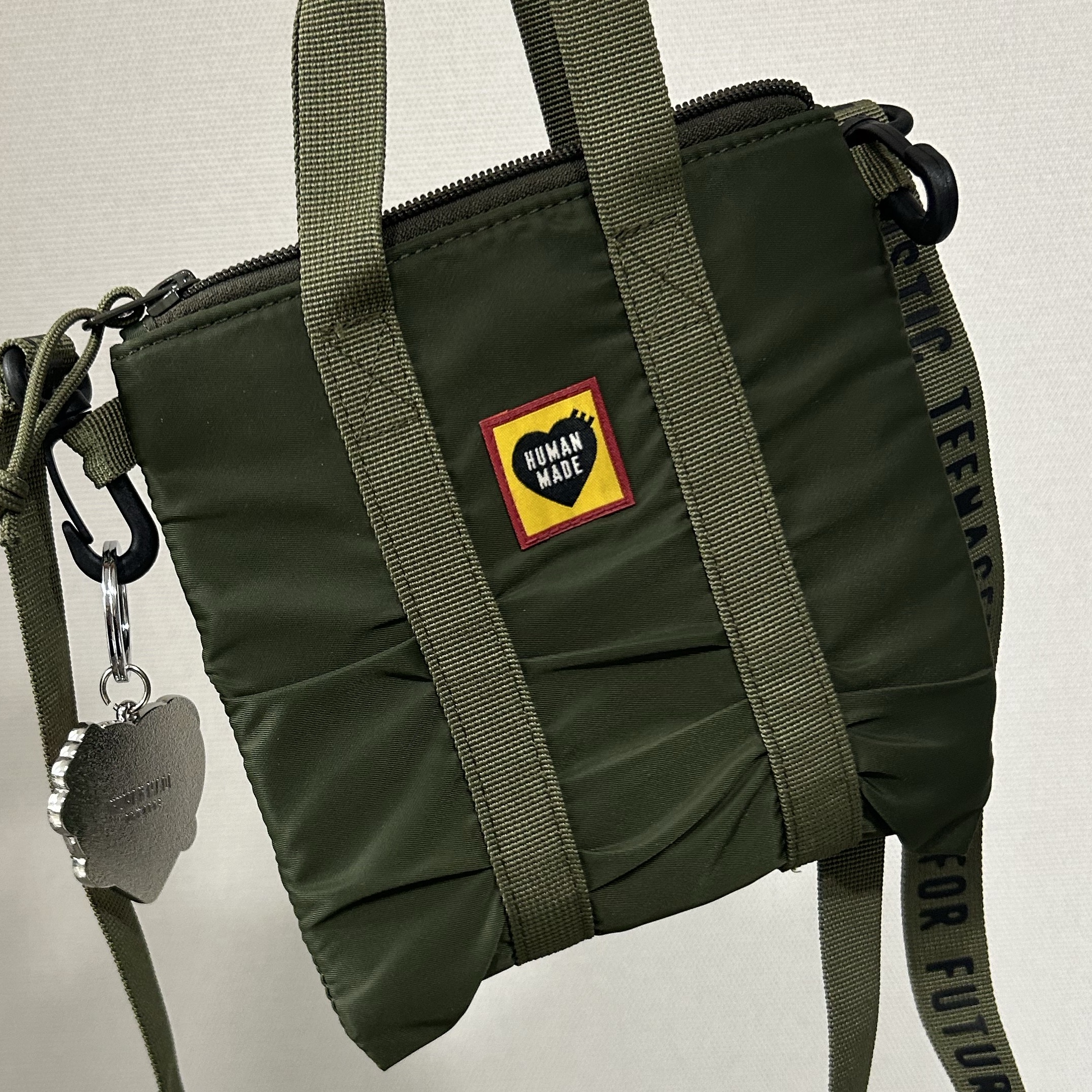 Human Made Mini Helmet Bag Olive Drab, Human Made Military Card Case Red 착용 스타일 - 4