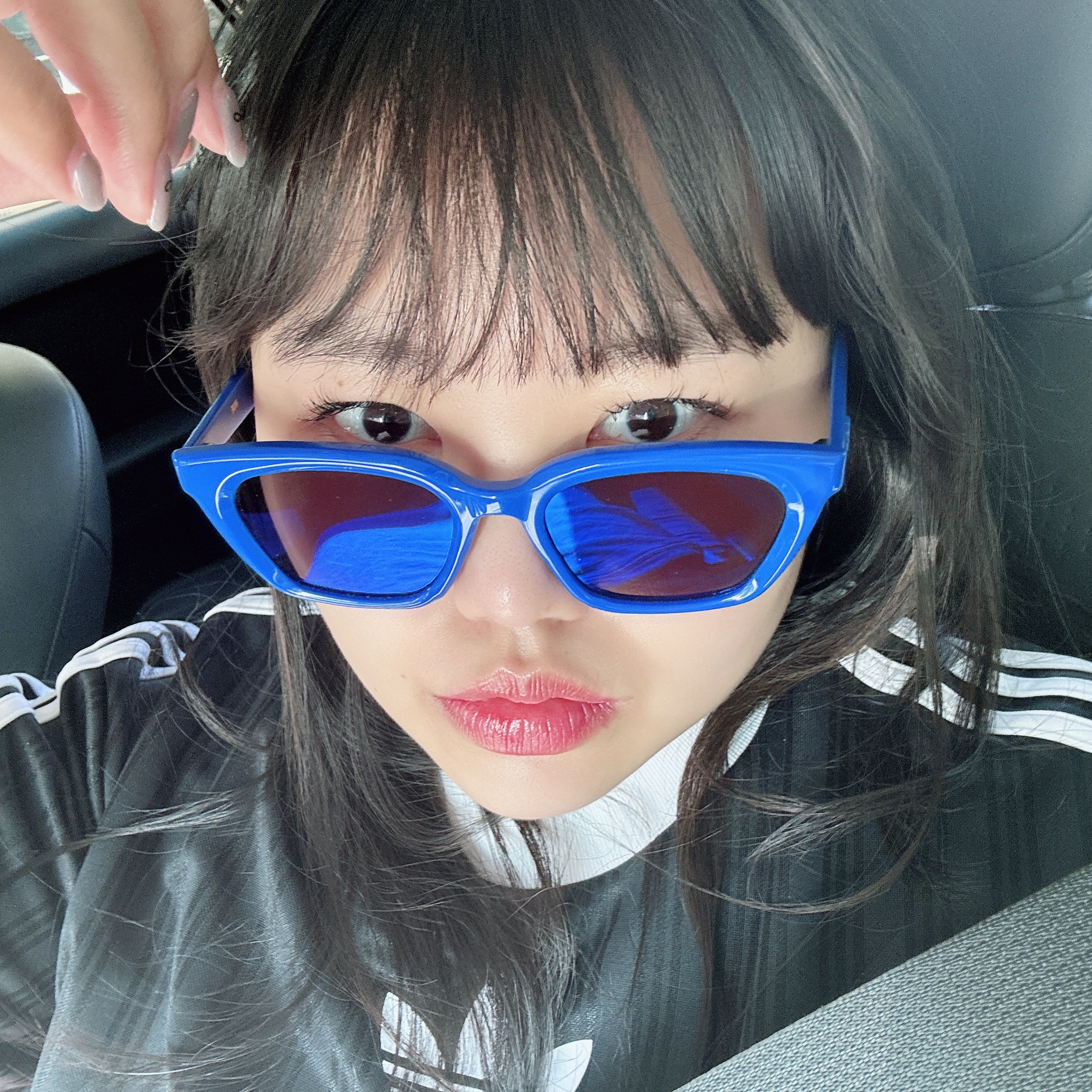 Adidas Adicolor T-Shirt Black White - KR Sizing, Gentle Monster Hue BL2 Pop Blue 착용 스타일 - 2