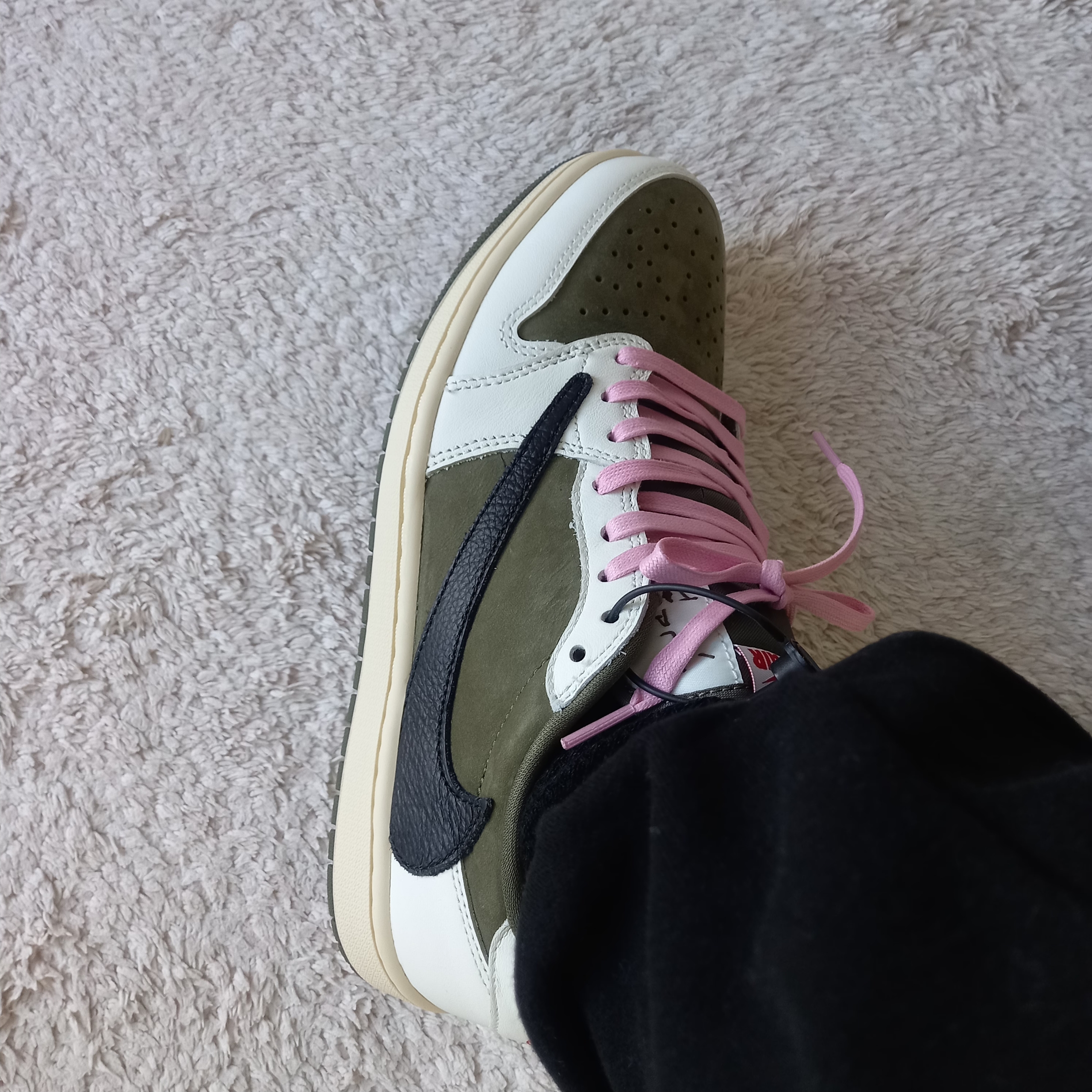Jordan 1 x Travis Scott Retro Low OG SP Reverse Olive, IAB Studio Sweatpants Black White - 23SS 착용 스타일 - 3