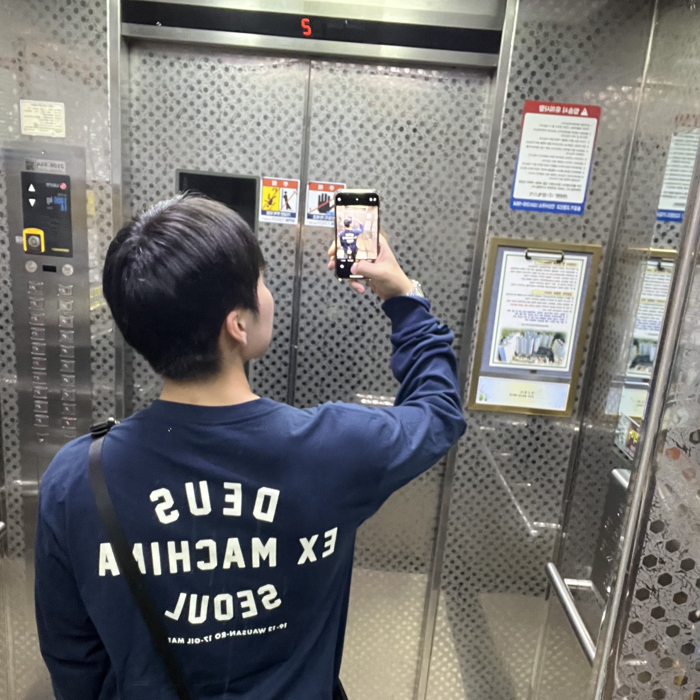 Deus Ex Machina Seoul College Long Sleeve T-Shirt Black 착용 스타일