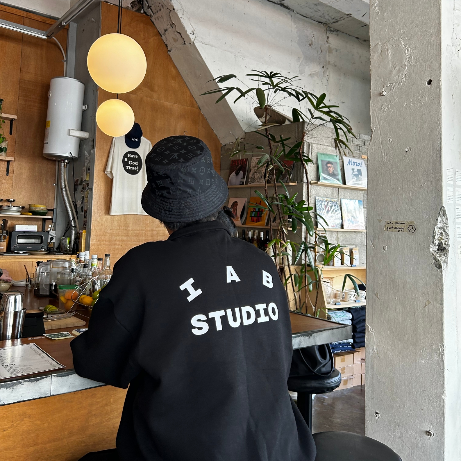 IAB Studio Half Zip-Up Black White, Louis Vuitton Monogram Rain Bucket Hat Black Navy Blue 착용 스타일