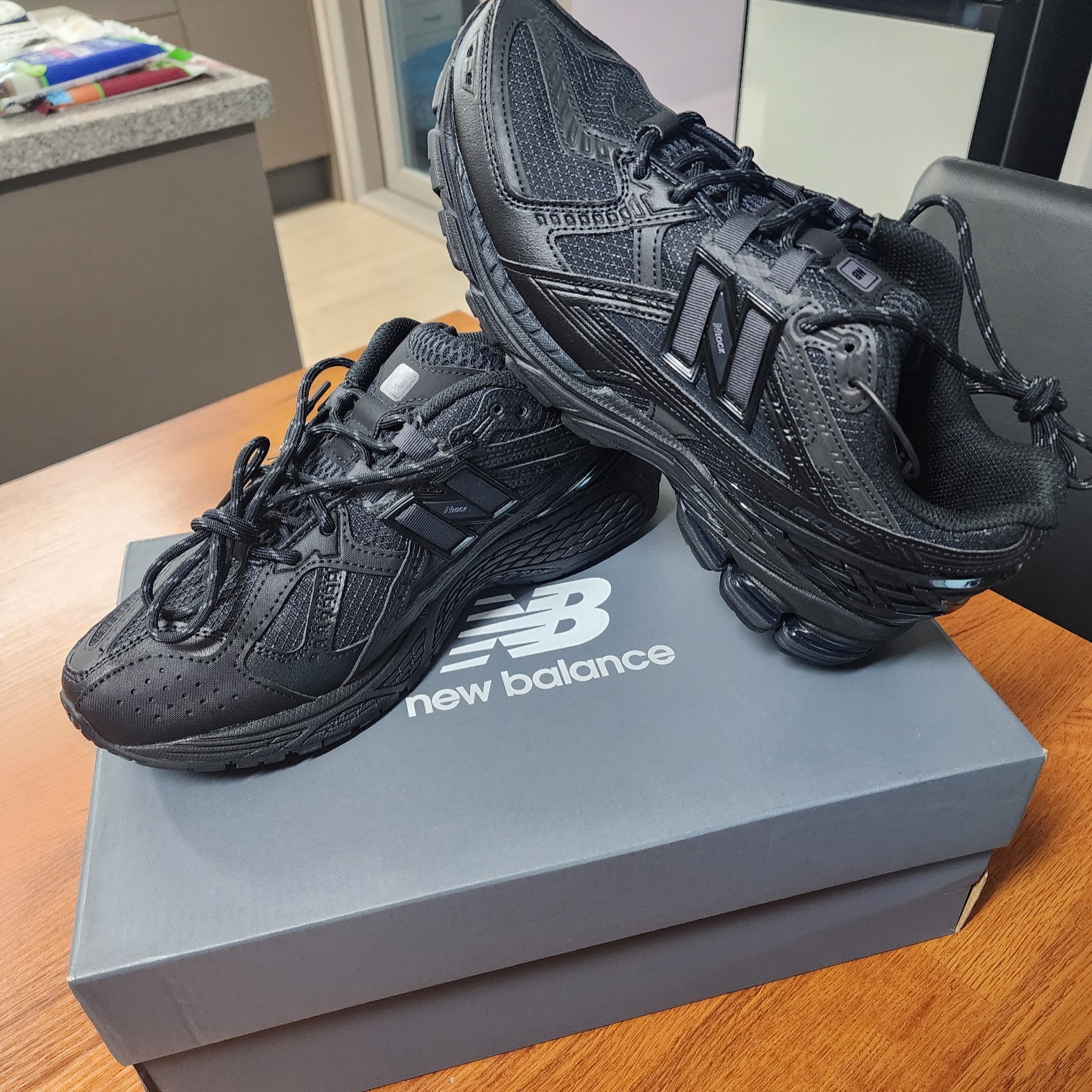 New Balance 1906U Triple Black 착용 스타일 - 1