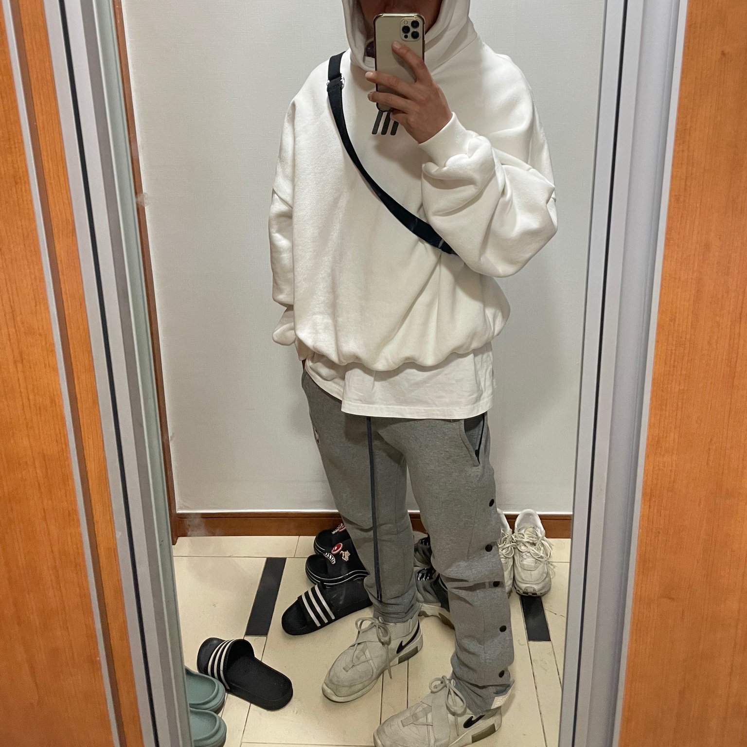 Nike x Fear of God Air Fear of God Raid Light Bone, Nike x Fear of God NRG Tear Away Pants Dark Grey Heather 착용 스타일