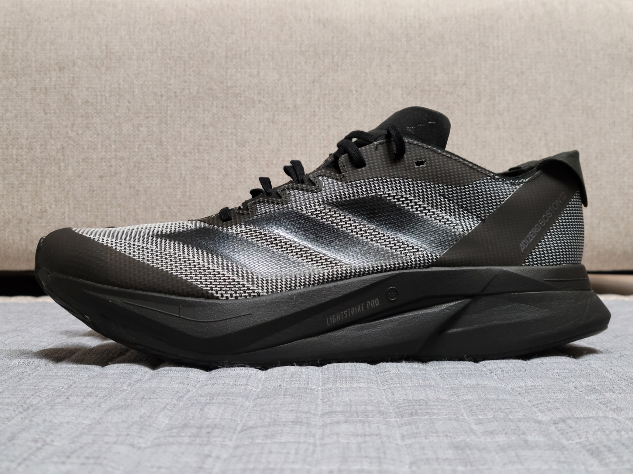 Adidas Adizero Boston 12 Core Black Carbon 착용 스타일 - 1
