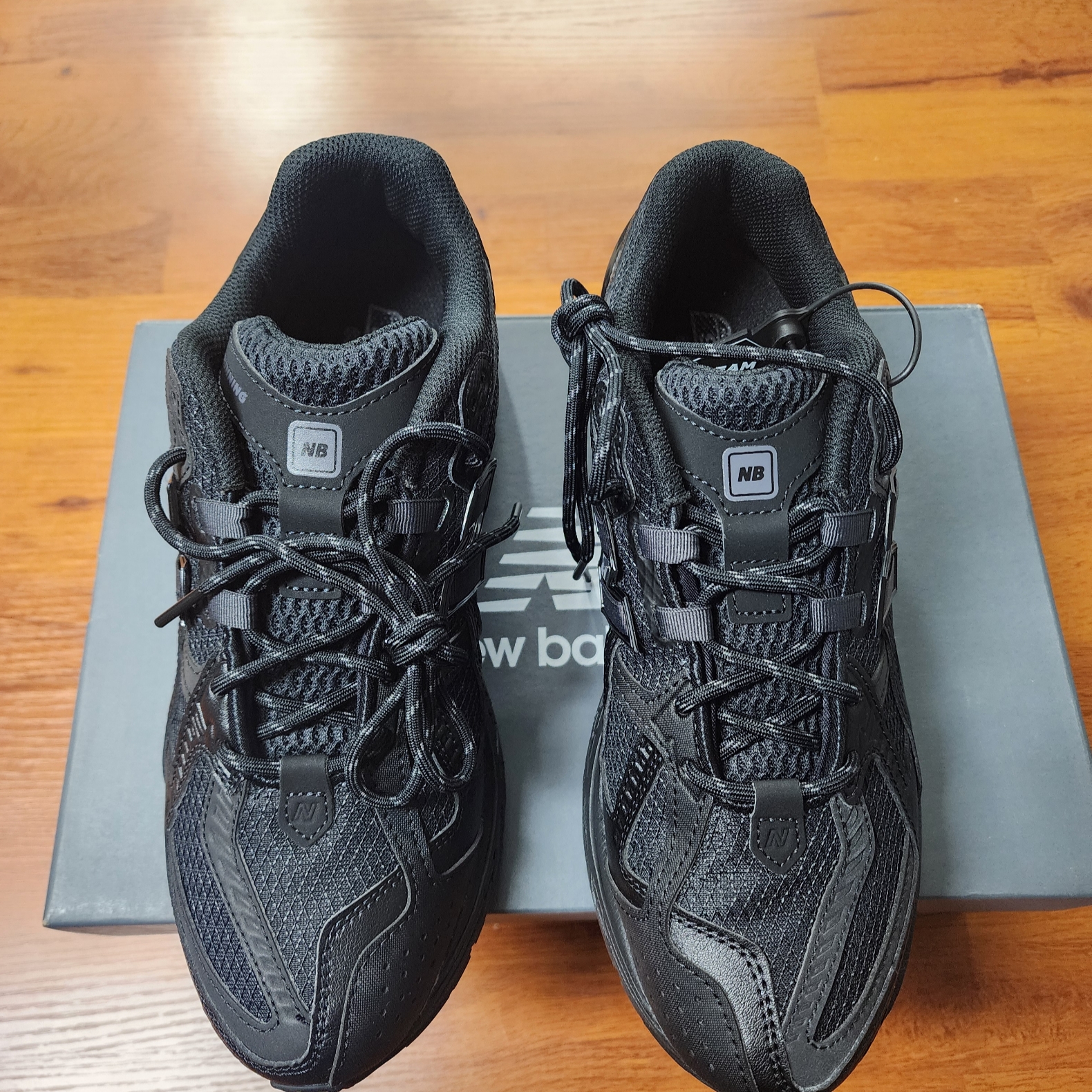 New Balance 1906U Triple Black 착용 스타일 - 2