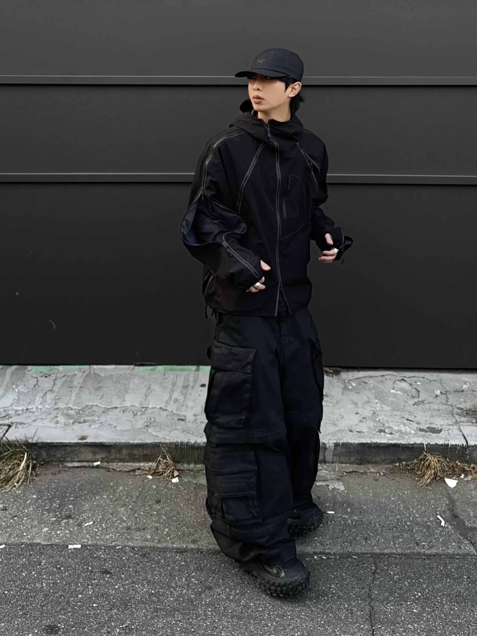 Project G/R Oversized Convertible Cargo Pants Coated Black, Balenciaga Defender Sneakers Black 착용 스타일 - 1