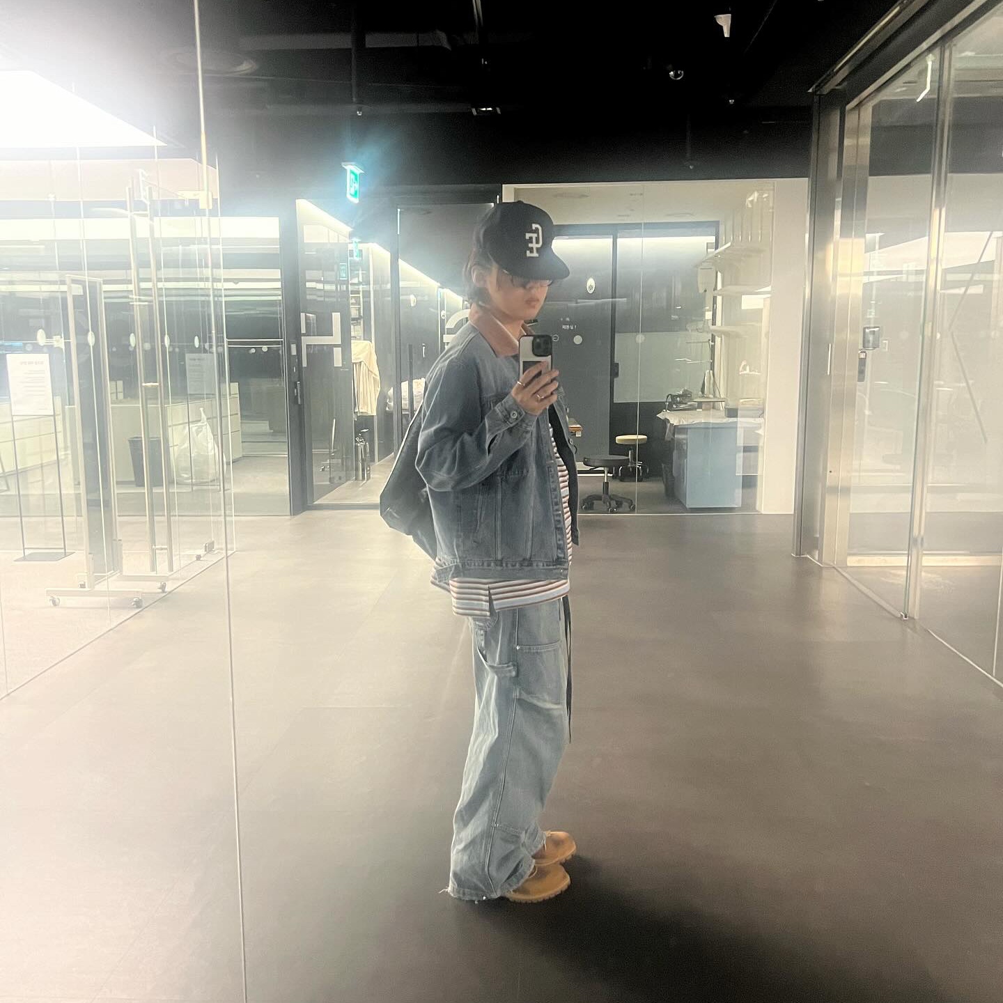 Ballute Denim Trucker Jacket Light Blue, Ballute Oversized Rugby LS T-Shirt Brown 착용 스타일