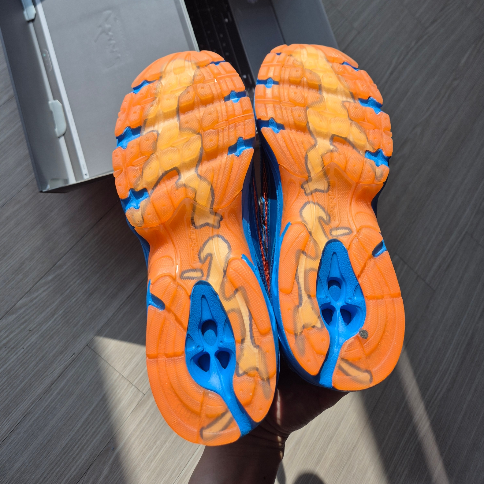New Balance x Amine 740v2 Snorkel Blue Persimmon Orange 착용 스타일 - 1