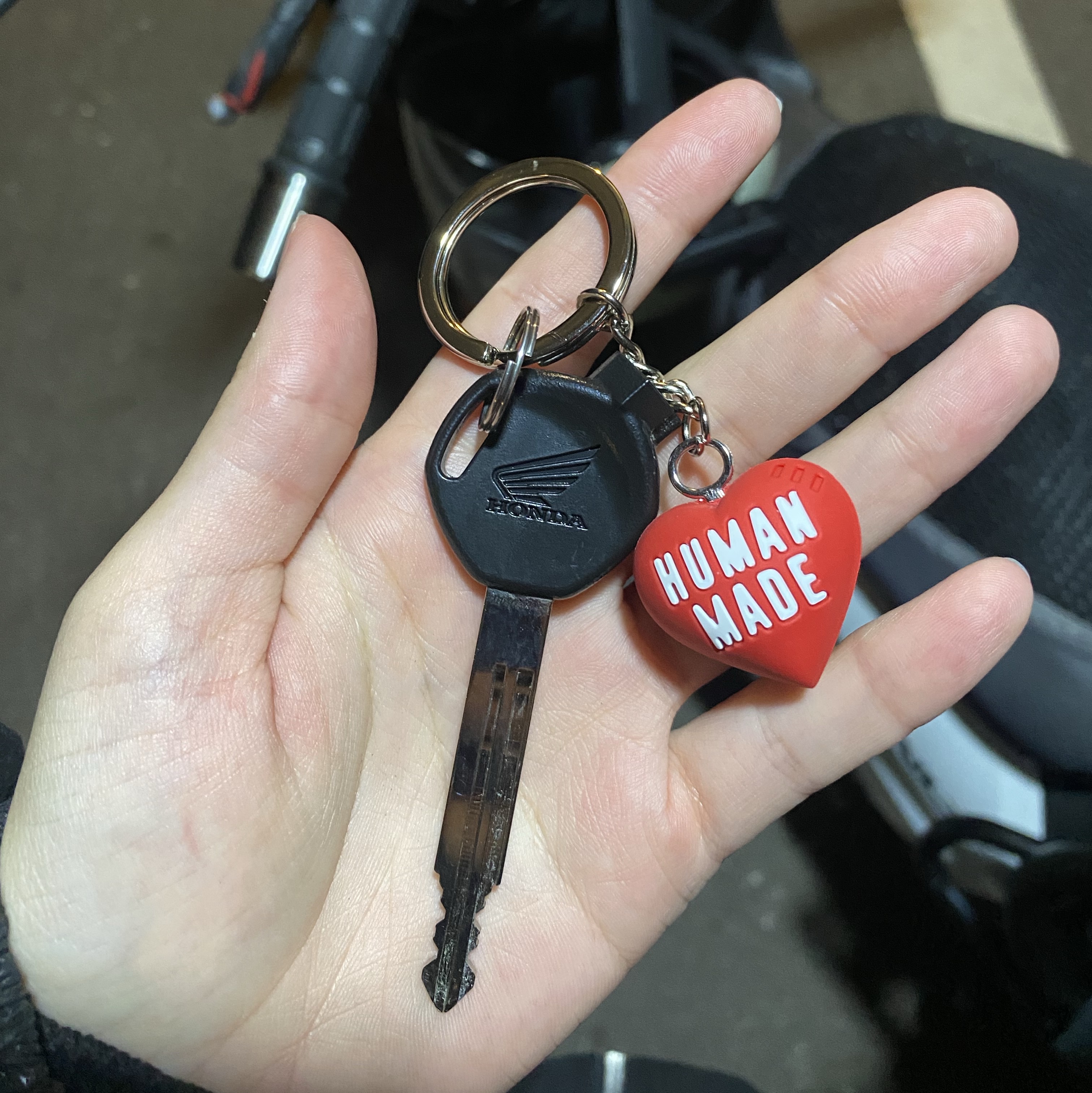 Human Made Heart Rubber Key Chain Red 착용 스타일