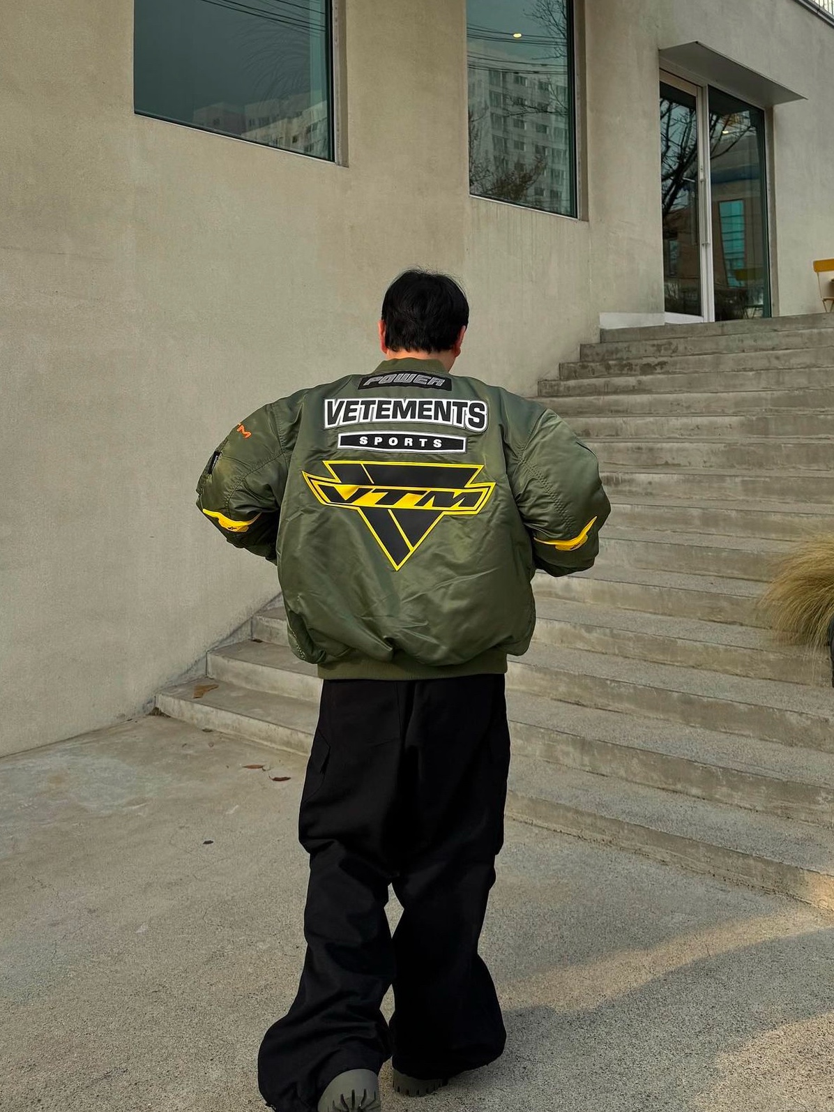 Vetements Racing Logo Bomber Green, Nonnod Side Zip Cargo Pants Black 착용 스타일