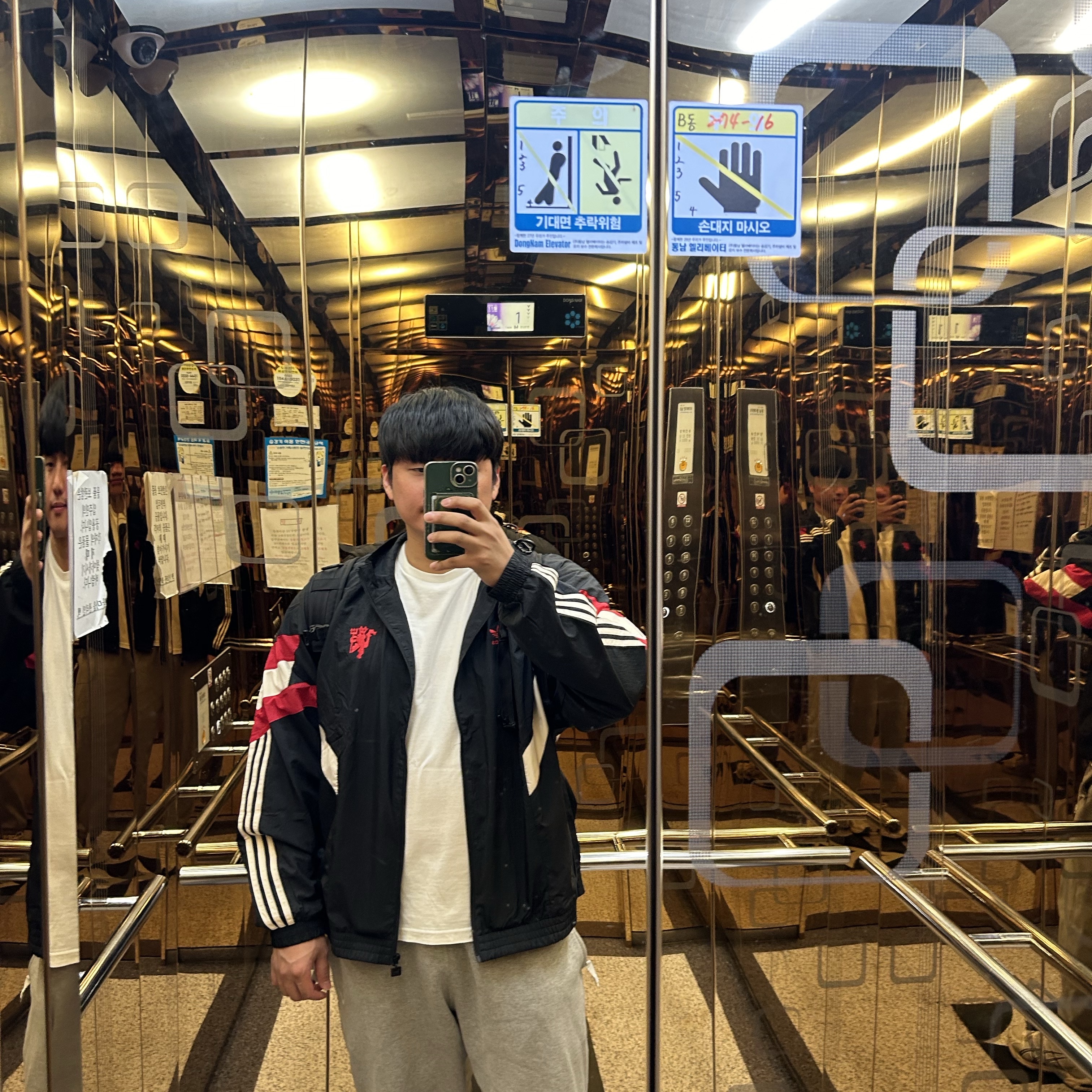 Adidas Manchester United Originals Track Top Black Red - KR Sizing 착용 스타일