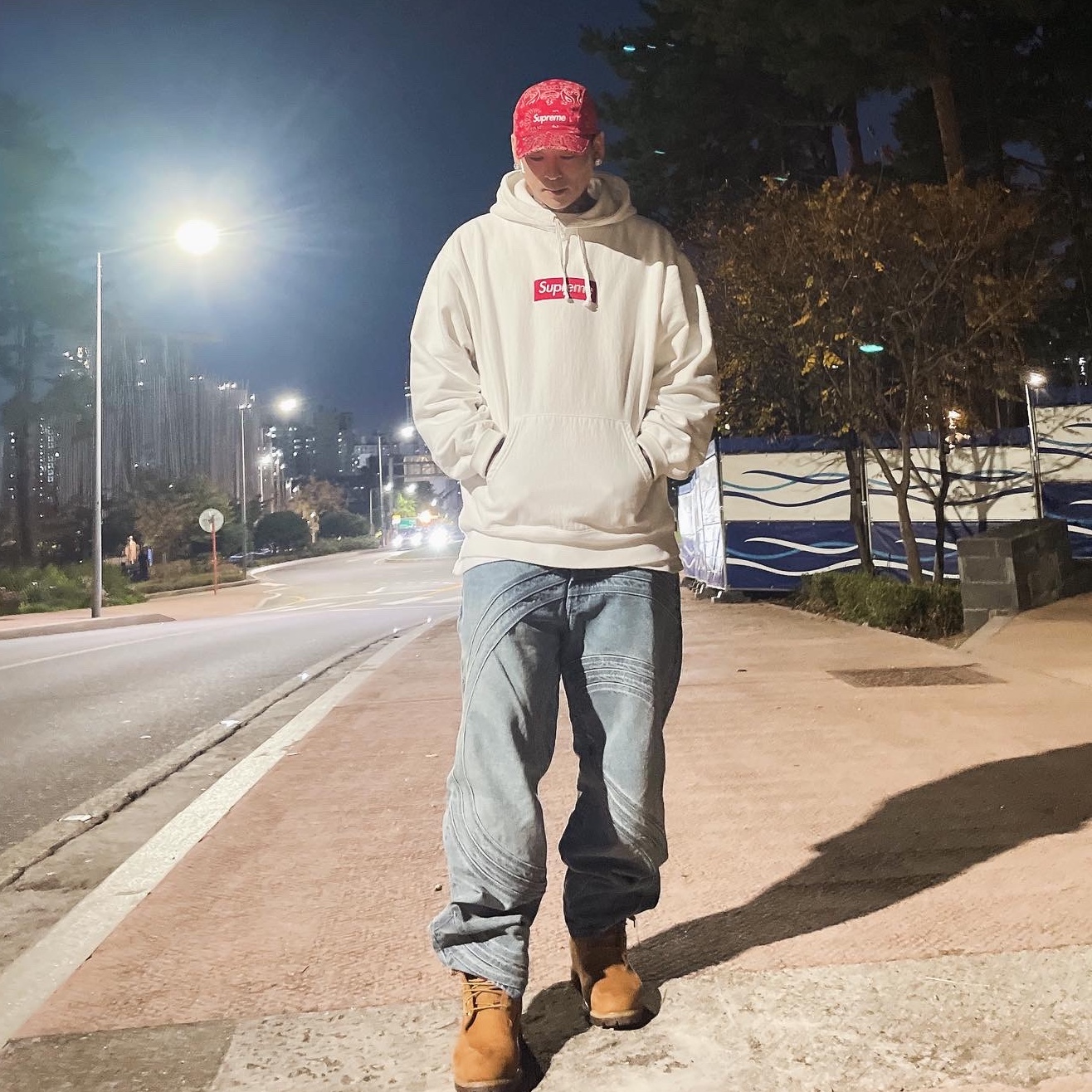 Supreme Box Logo Hooded Sweatshirt White - 21FW, Supreme Bandana Camp Cap Red - 21SS 착용 스타일