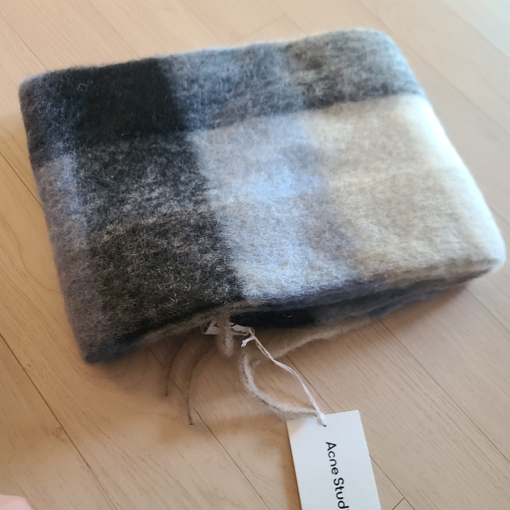 Acne Studios Mohair Check Muffler Blue Beige Black 착용 스타일 - 3