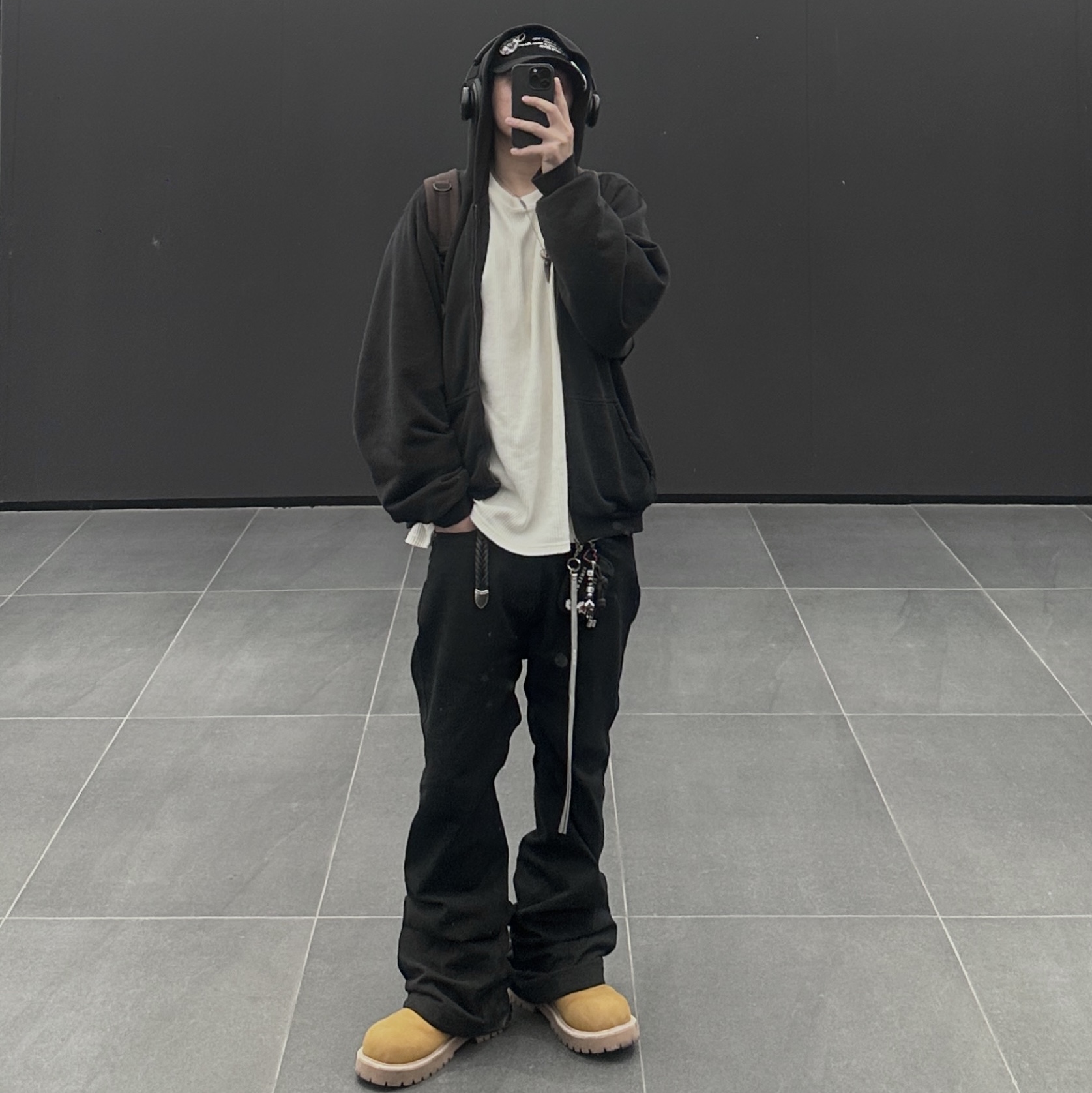 Yeezy YZY Zip-Up Hoodie Black, Nonnod Flared Pants Black 착용 스타일 - 1