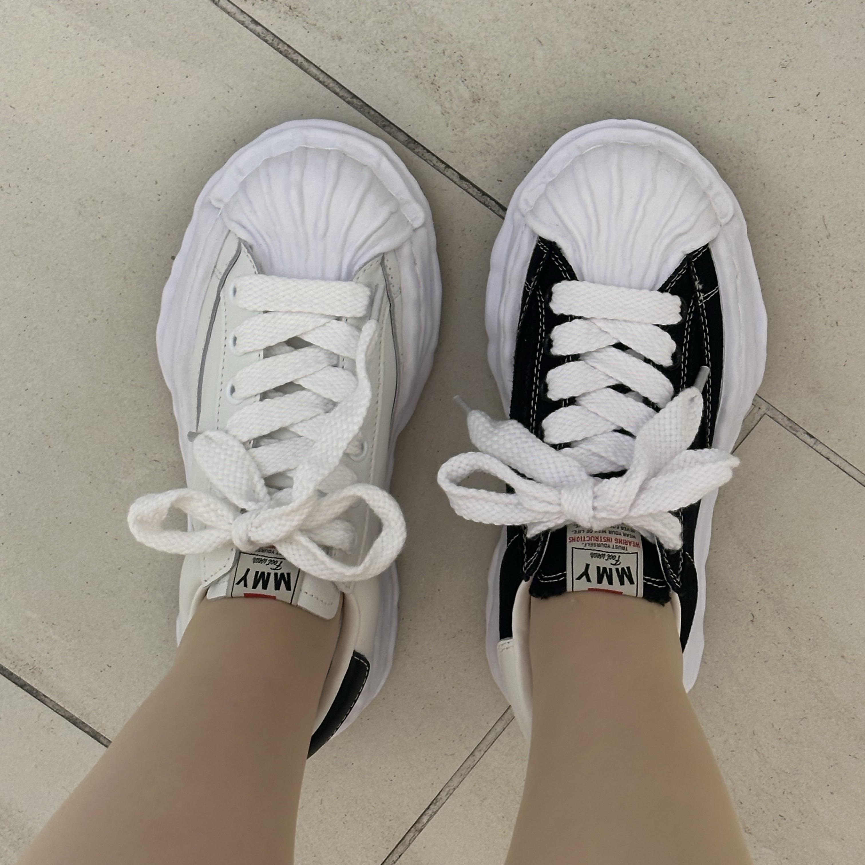 Maison Mihara Yasuhiro Blakey OG Sole Leather Low-top Sneakers White, Maison Mihara Yasuhiro Blakey OG Sole Canvas Low-top Sneakers Black White 착용 스타일 - 2
