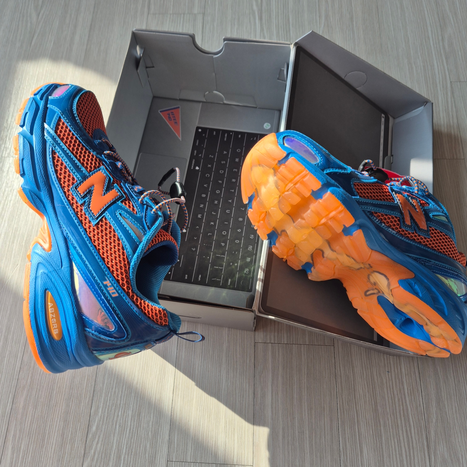 New Balance x Amine 740v2 Snorkel Blue Persimmon Orange 착용 스타일 - 2