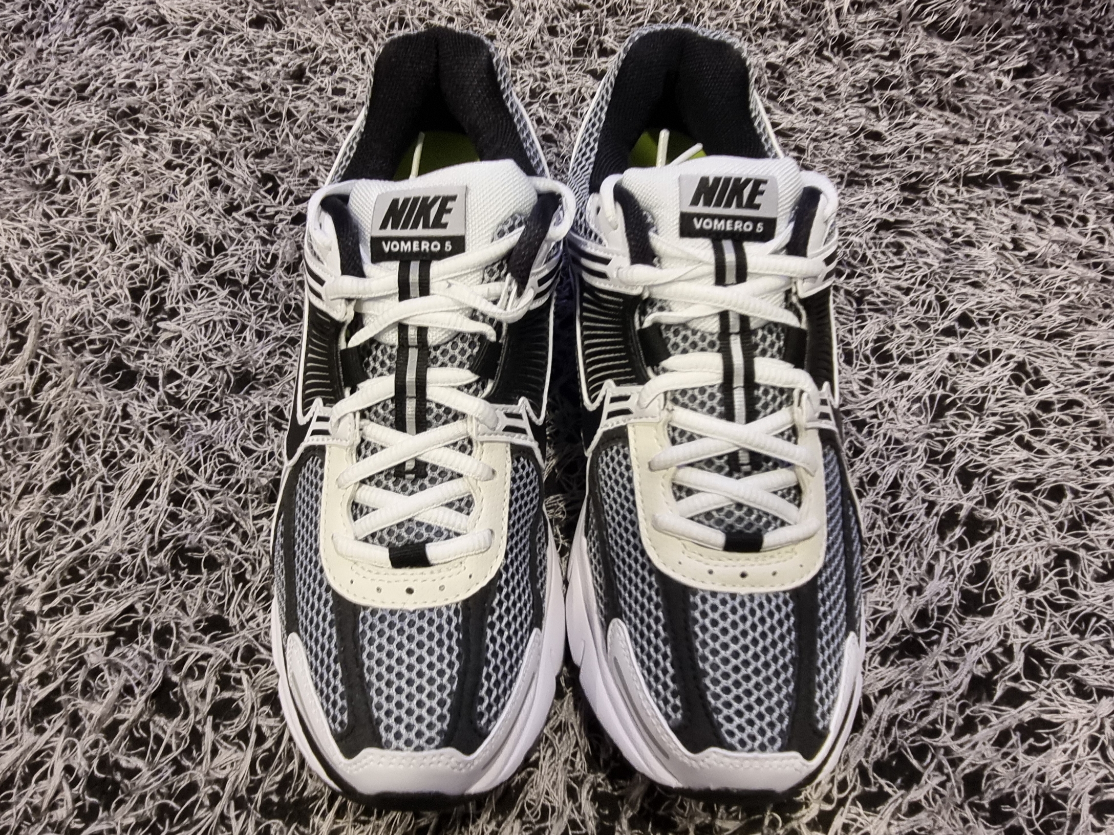 Nike Zoom Vomero 5 SE SP Dark Grey Black White 착용 스타일 - 4