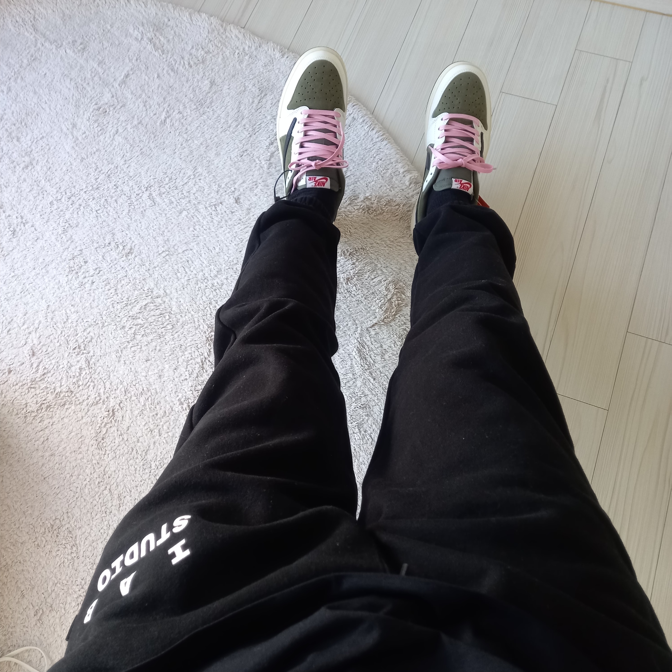 Jordan 1 x Travis Scott Retro Low OG SP Reverse Olive, IAB Studio Sweatpants Black White - 23SS 착용 스타일 - 4