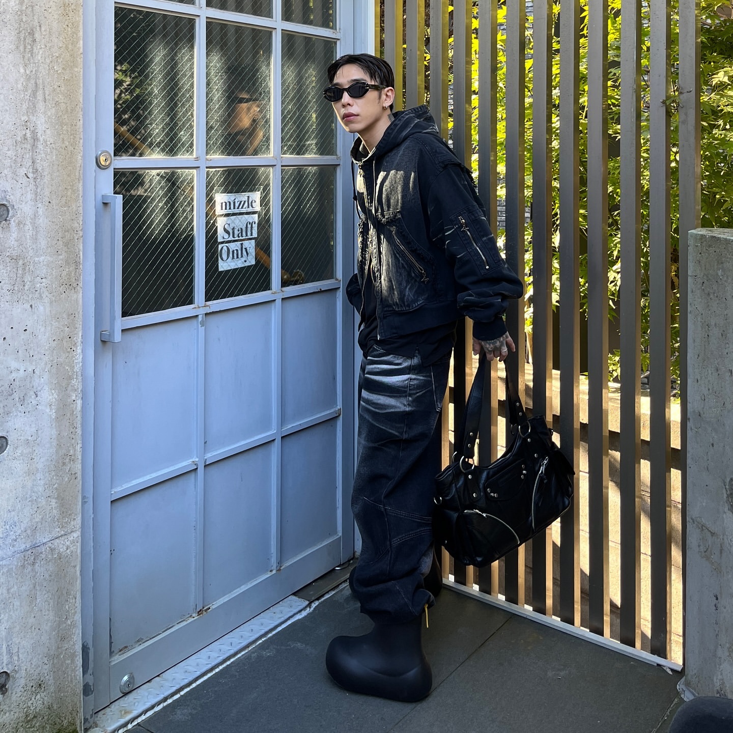 BLR Embossed Wave Washing Wide Denim Pants Black, BLR Embossed Wave Washing Wide Denim Pants Blue 착용 스타일