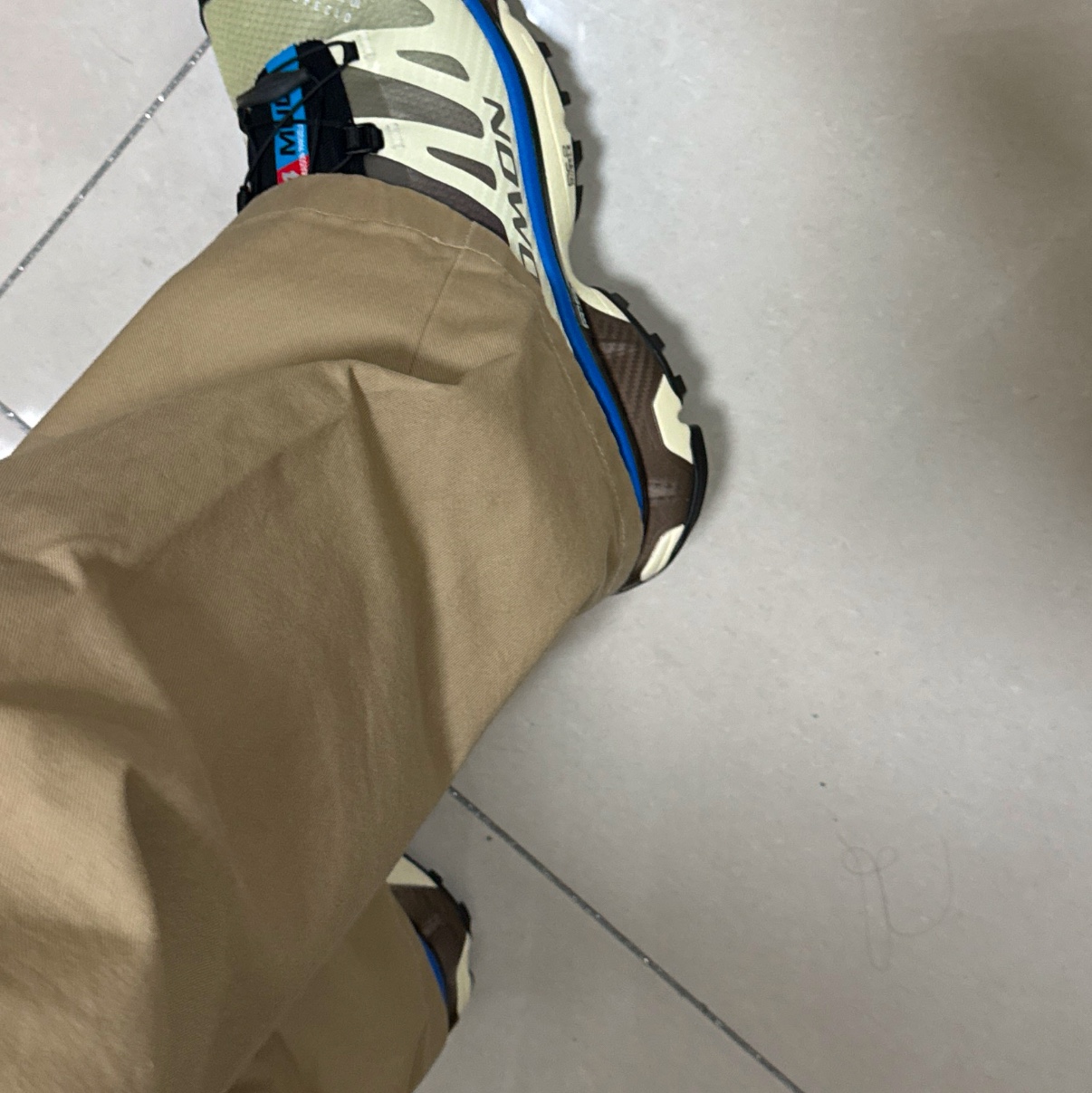 Salomon x MM6 Maison Margiela XT-4 Mule Transparent Yellow Shale 착용 스타일