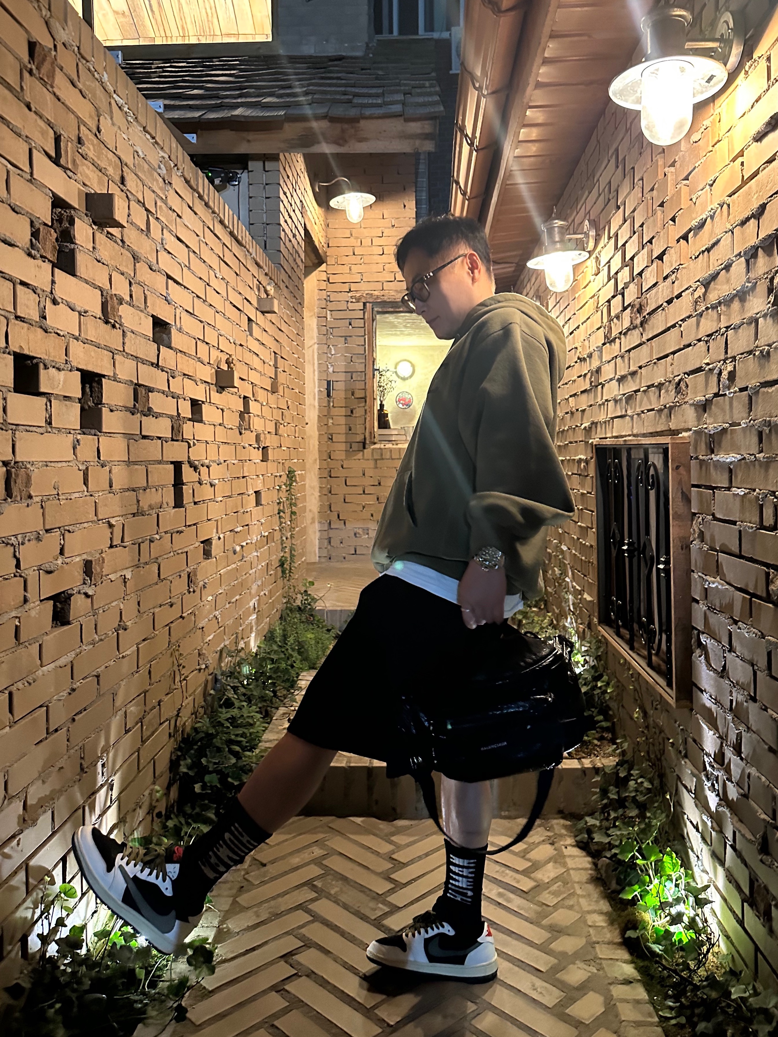 (W) Jordan 1 x Travis Scott Retro Low OG SP Medium Olive, Balenciaga Arena Lambskin Army Large Beltbag Black 착용 스타일
