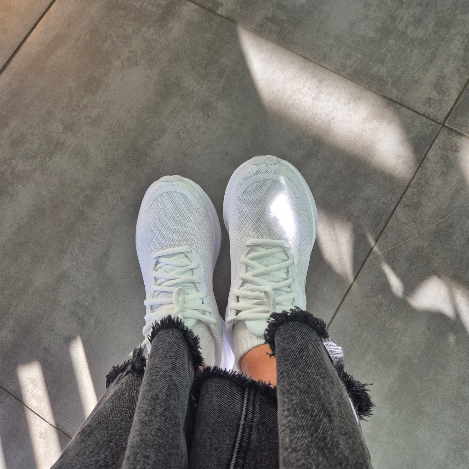 (W) Nike Revolution 7 White 착용 스타일