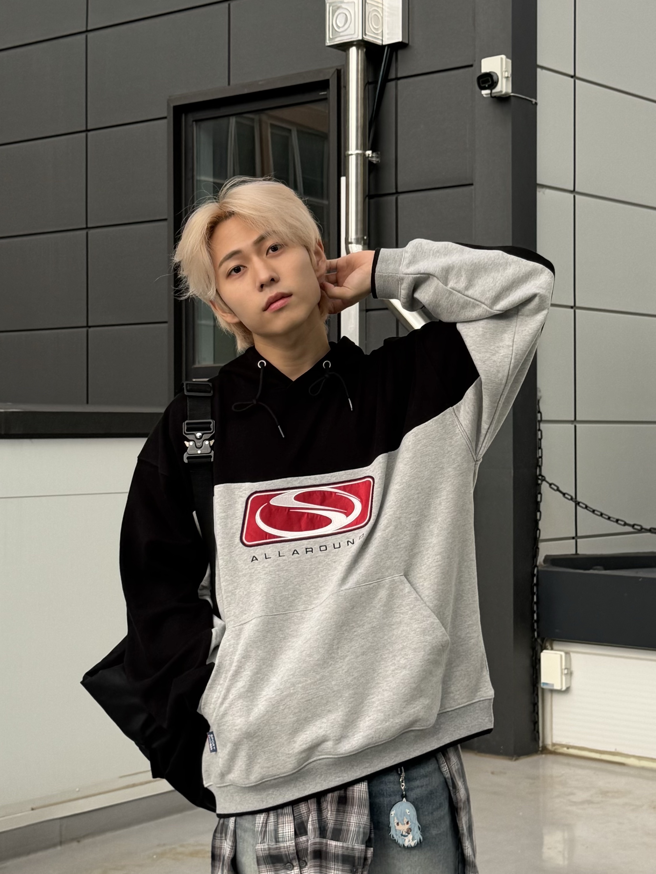 SPORT CHAMBER SC Big Flash Hoodie T-Shirt Black 착용 스타일