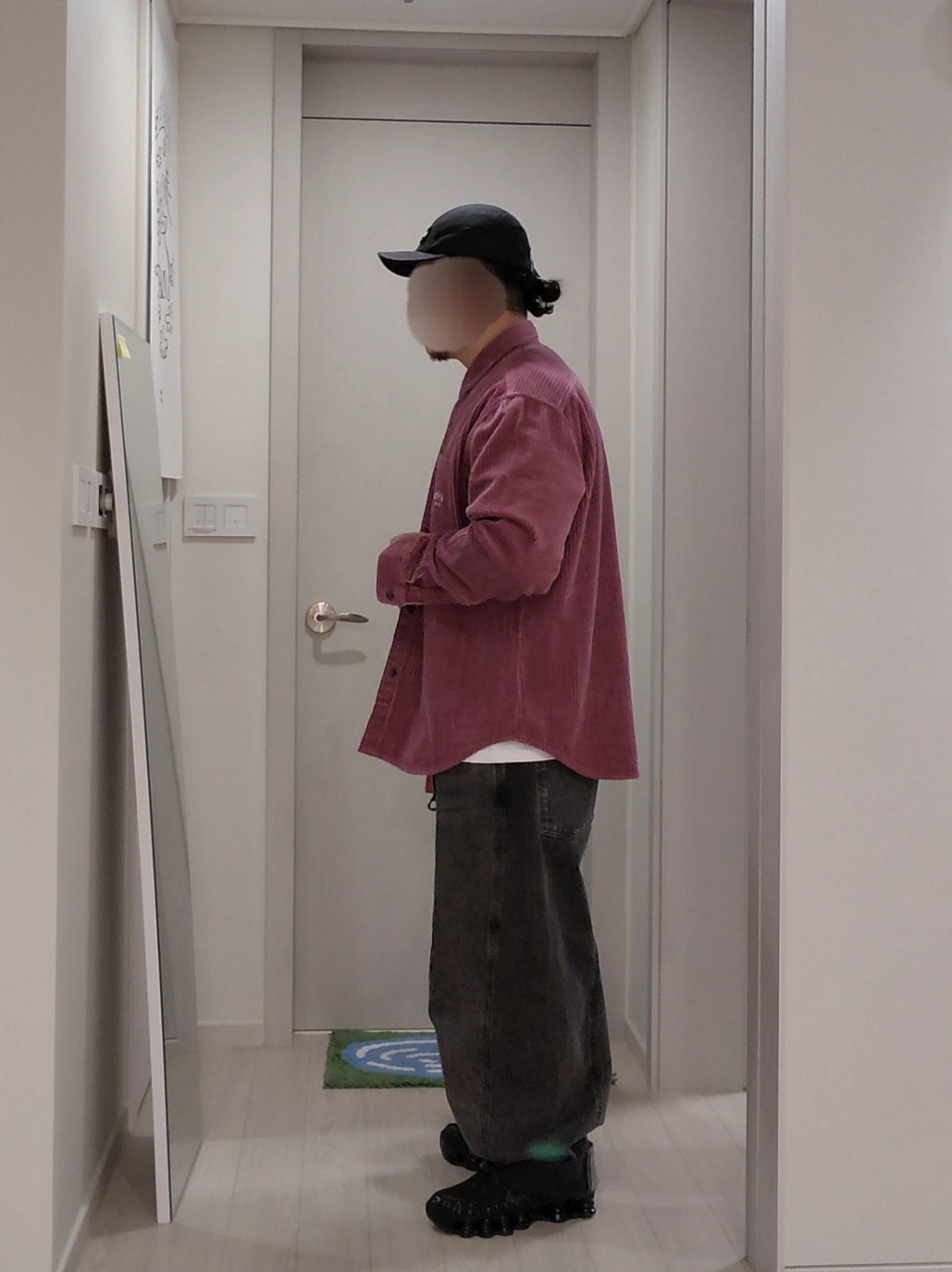 Supreme Wide Wale Corduroy Snap Shirt Dusty Pink - 24FW, Supreme Reflective Ripstop Camp Cap Black - 24SS 착용 스타일 - 5