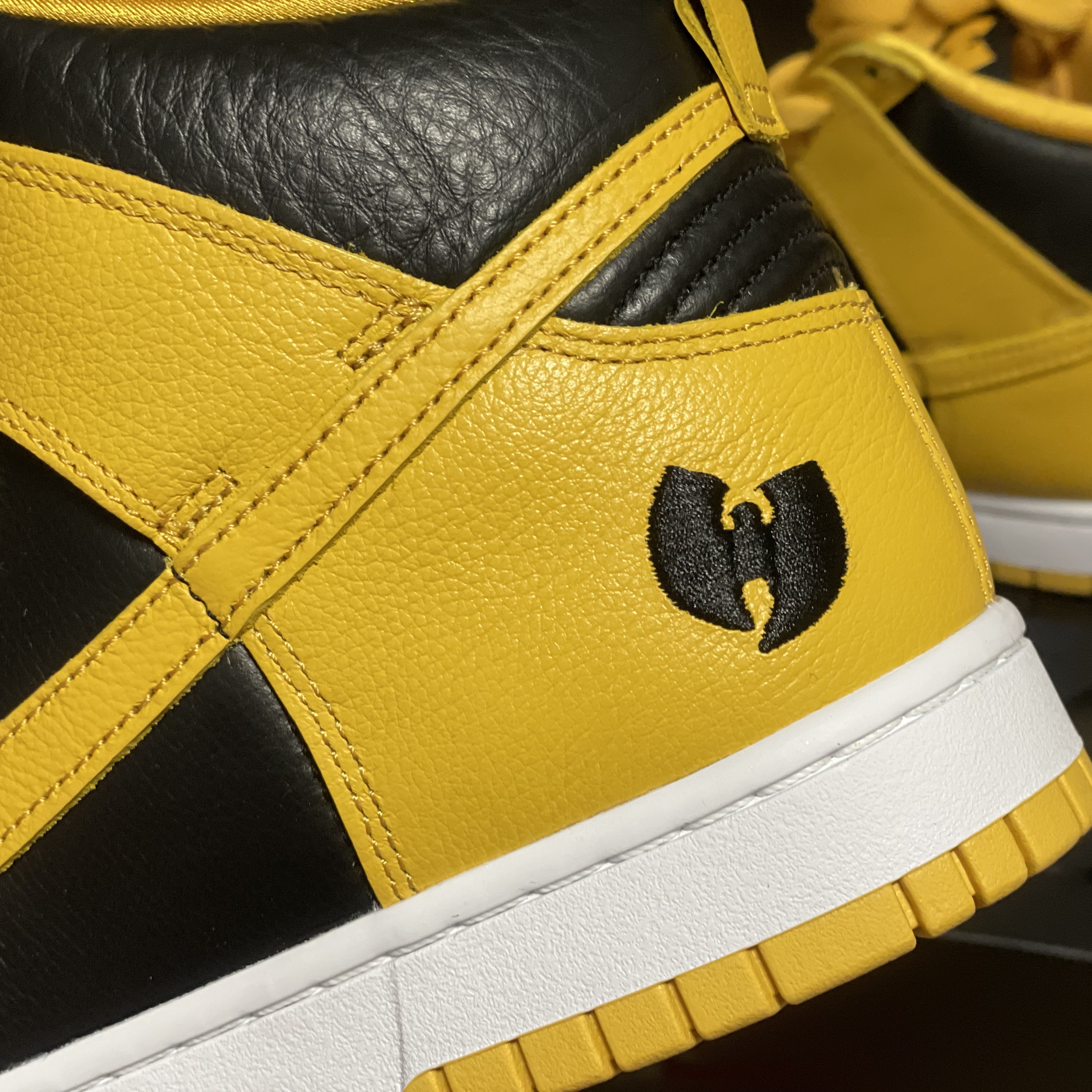 Nike Wu-Tang Clan Dunk High Black and Pollen 착용 스타일