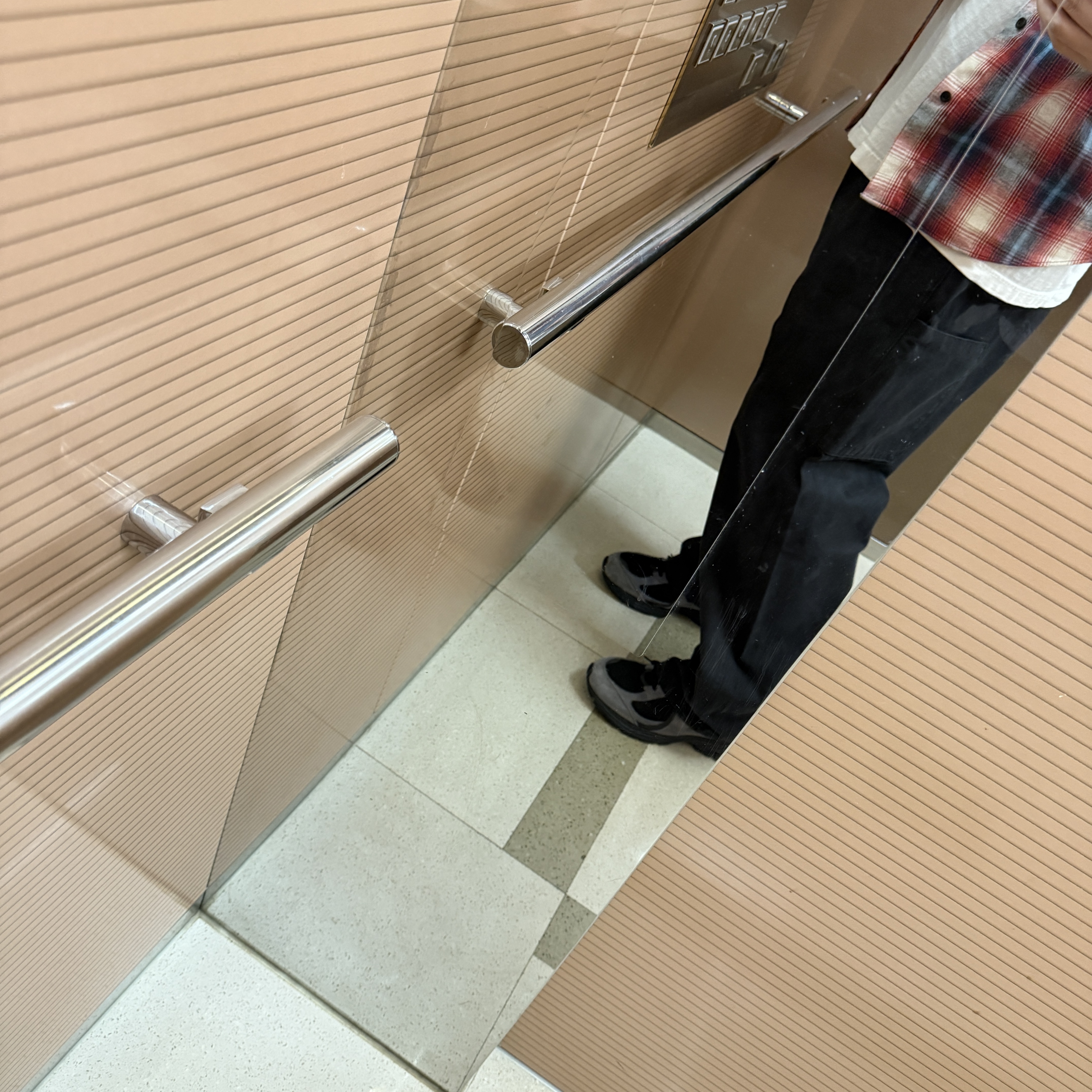 Yeezy Gap Engineered By Balenciaga Sateen Cargo Pants Black, New Balance x JJJJound 2002R Gore-Tex Charcoal 착용 스타일 - 2