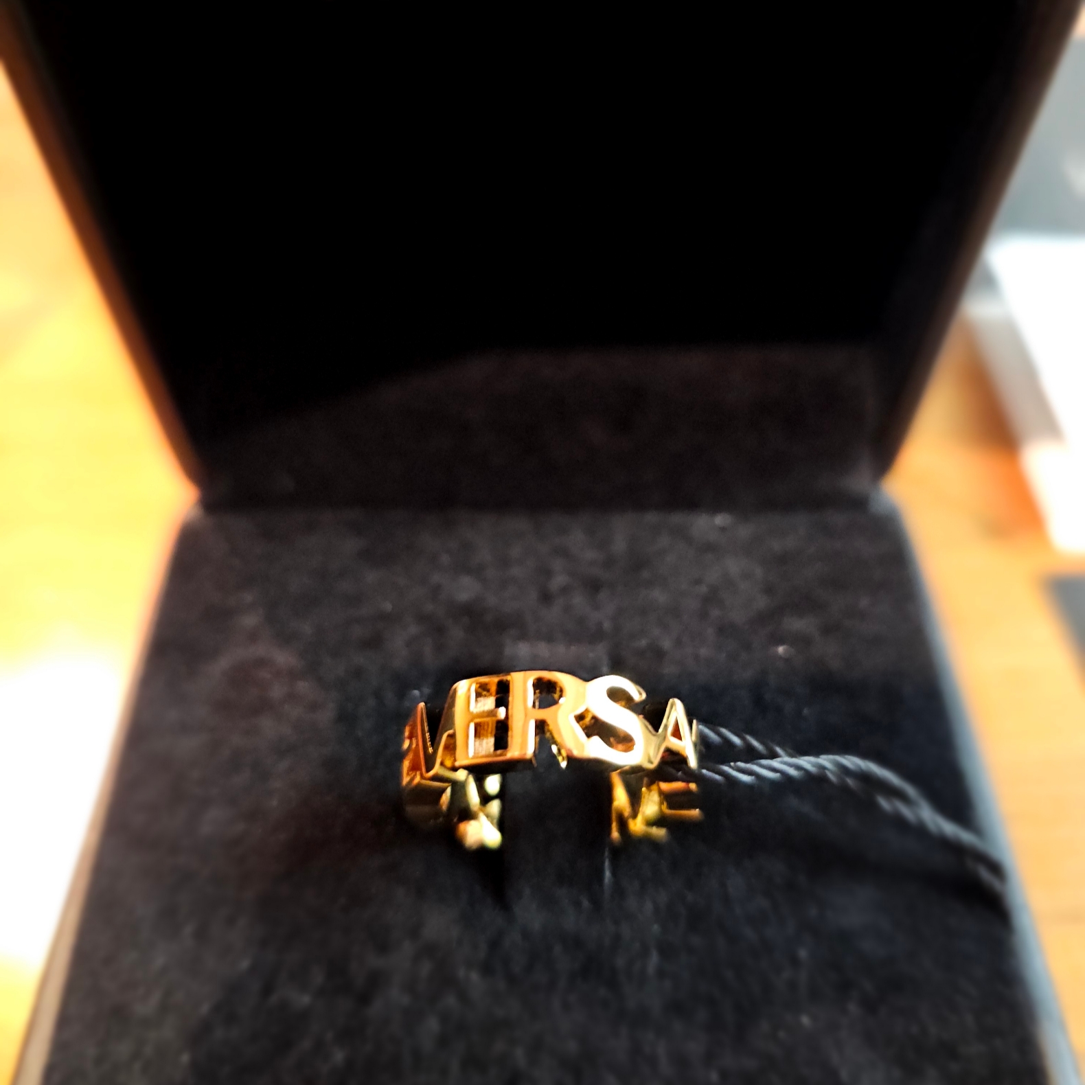 Versace Logo Ring Gold 착용 스타일 - 3
