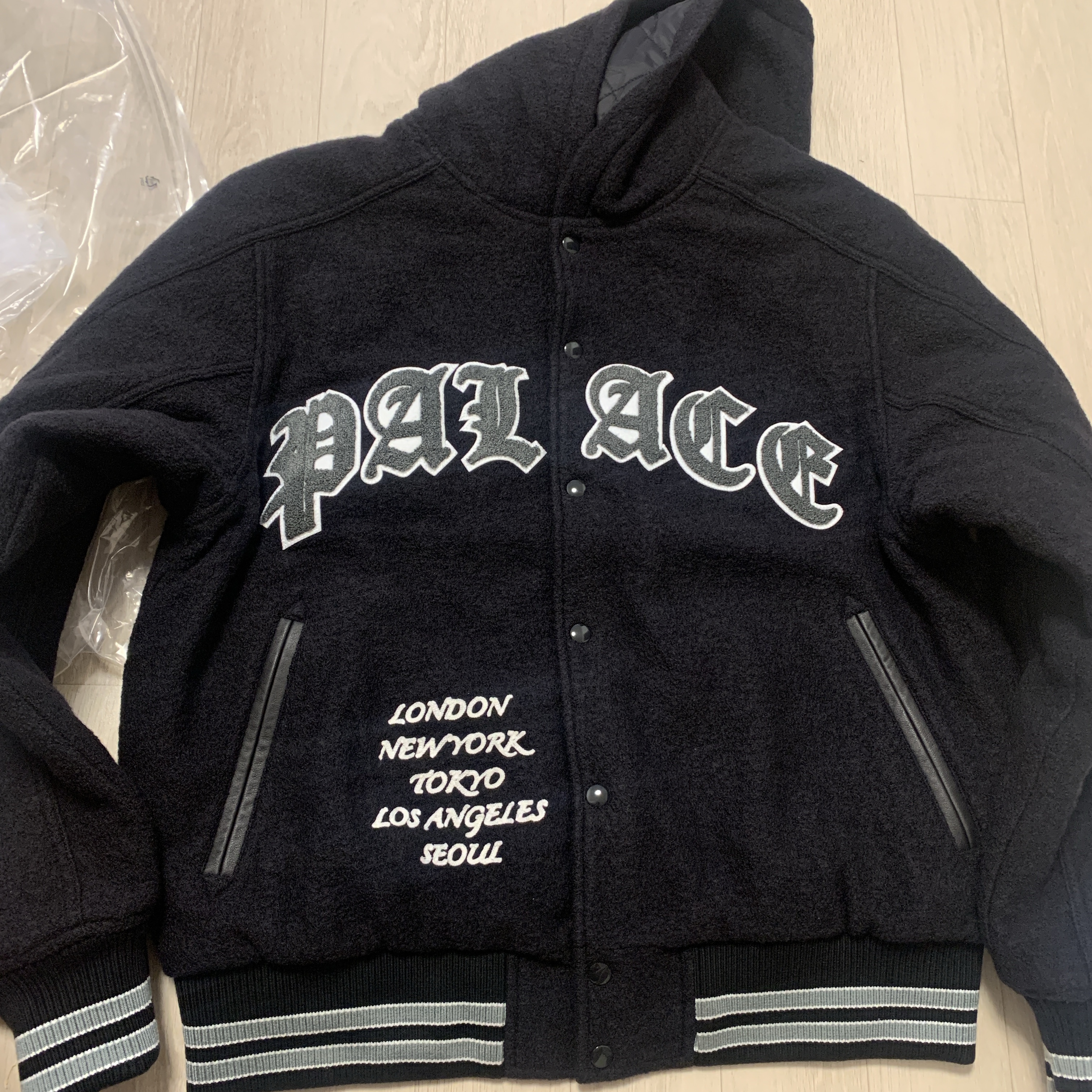 Palace Hooded Varsity Jacket Black - 24FW 착용 스타일 - 1