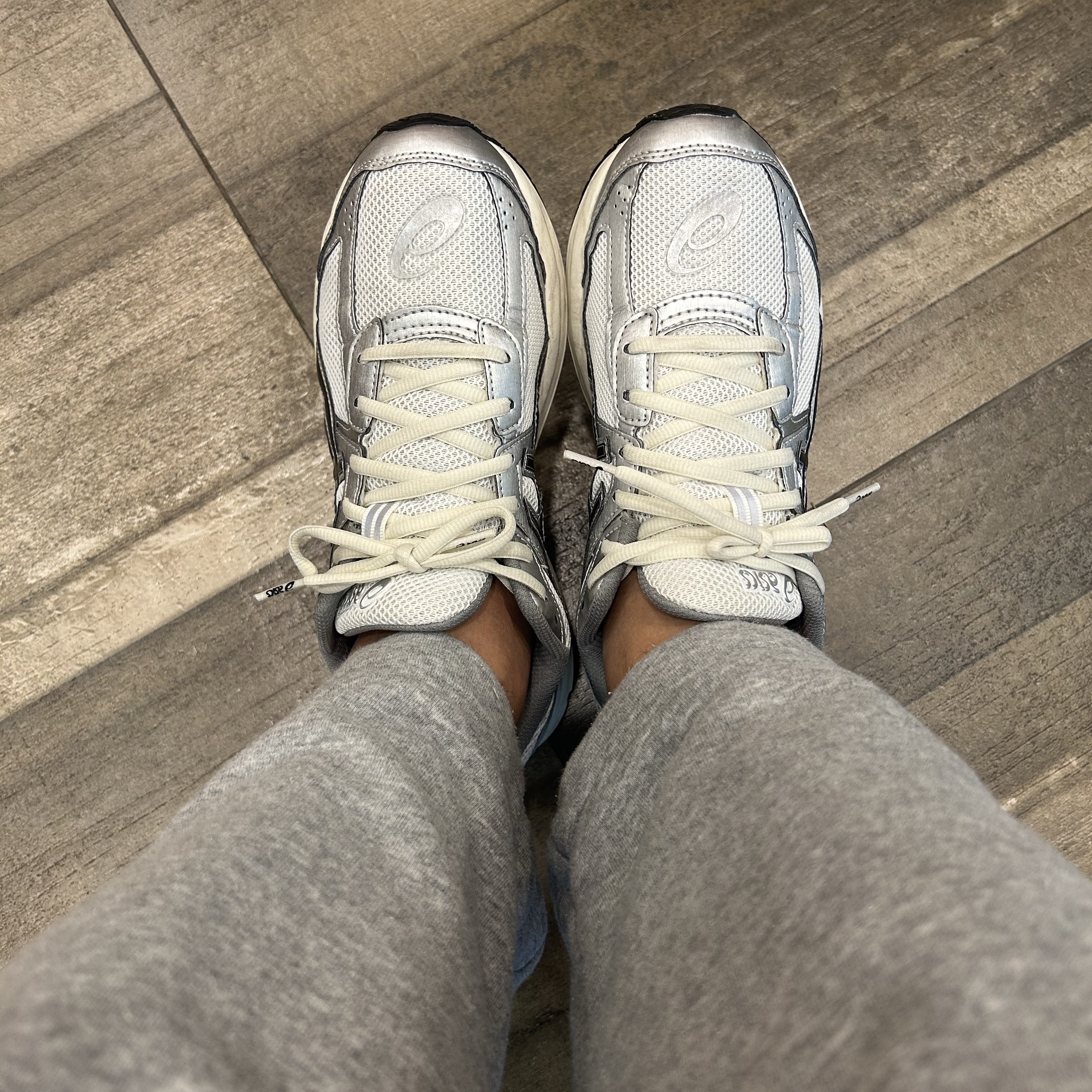 Asics Jog 100 S White Black - 2E Wide 착용 스타일