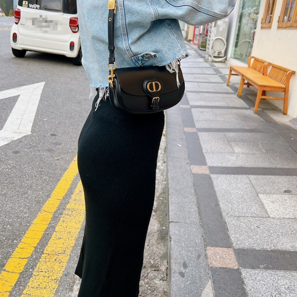 Dior Bobby East-West Bag Grained Calfskin Black 착용 스타일 - 1