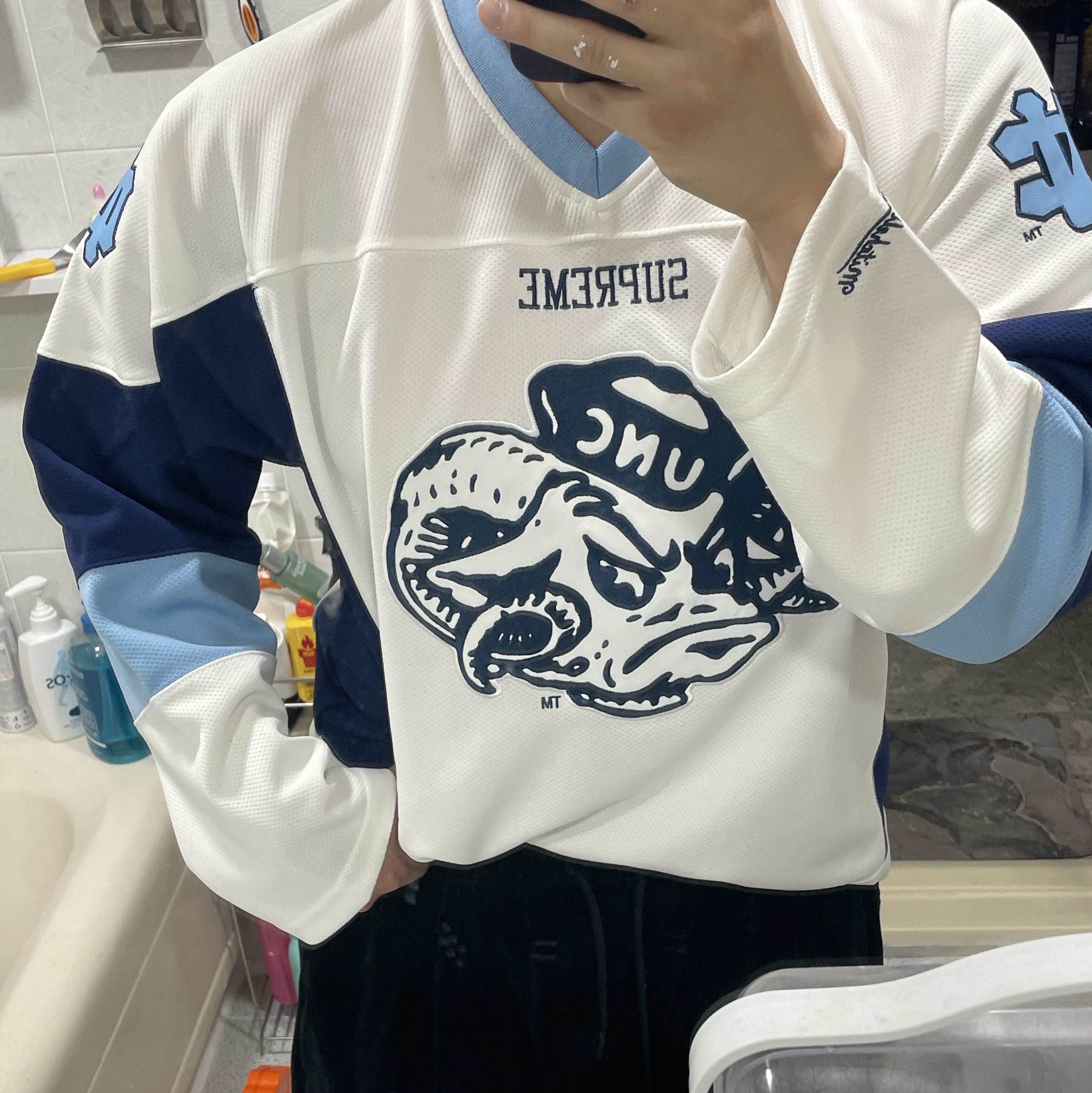 Supreme Mitchell & Ness NCAA Hockey Jersey White - 24FW 착용 스타일