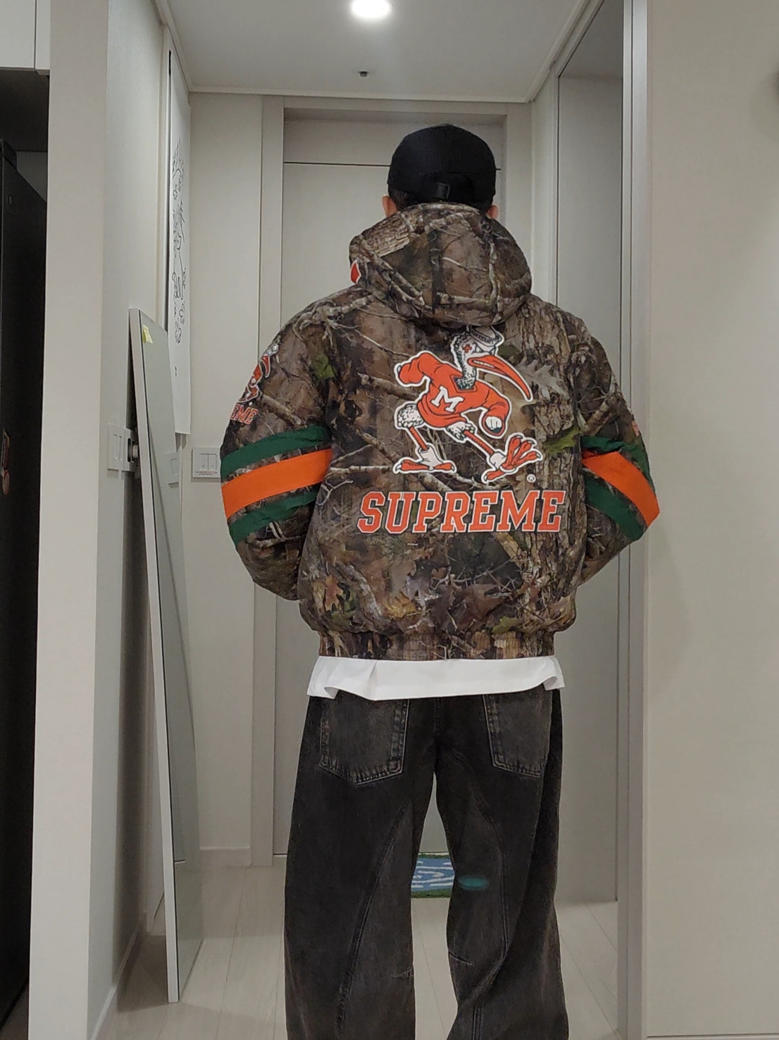 Supreme Mitchell & Ness NCAA Hooded Stadium Jacket TrueTimber Kanati Camo - 24FW, Supreme Box Logo Hooded Sweatshirt Ash Grey - 23FW 착용 스타일 - 3