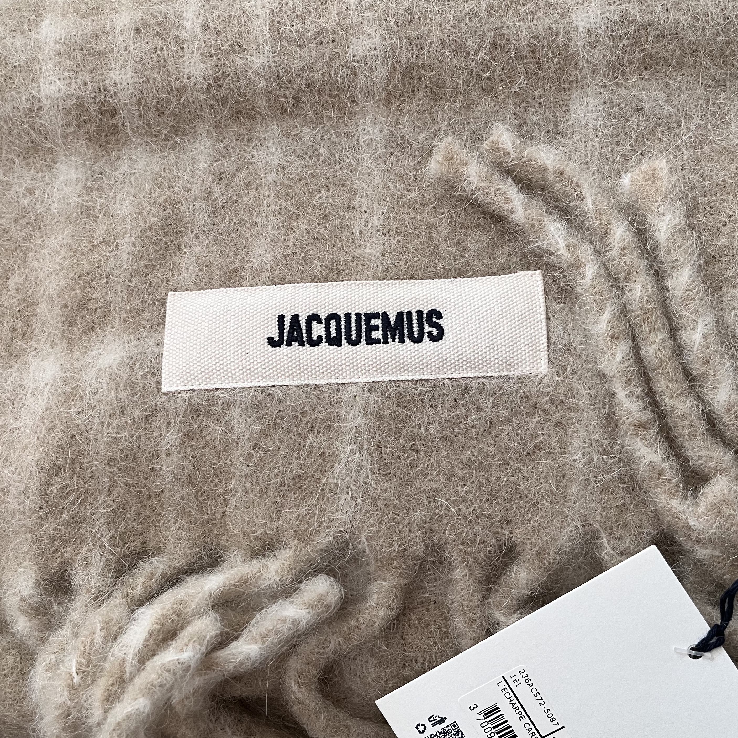 Jacquemus L’echarpe Carro Le Chouchou Jacquard Check Muffler Beige 착용 스타일